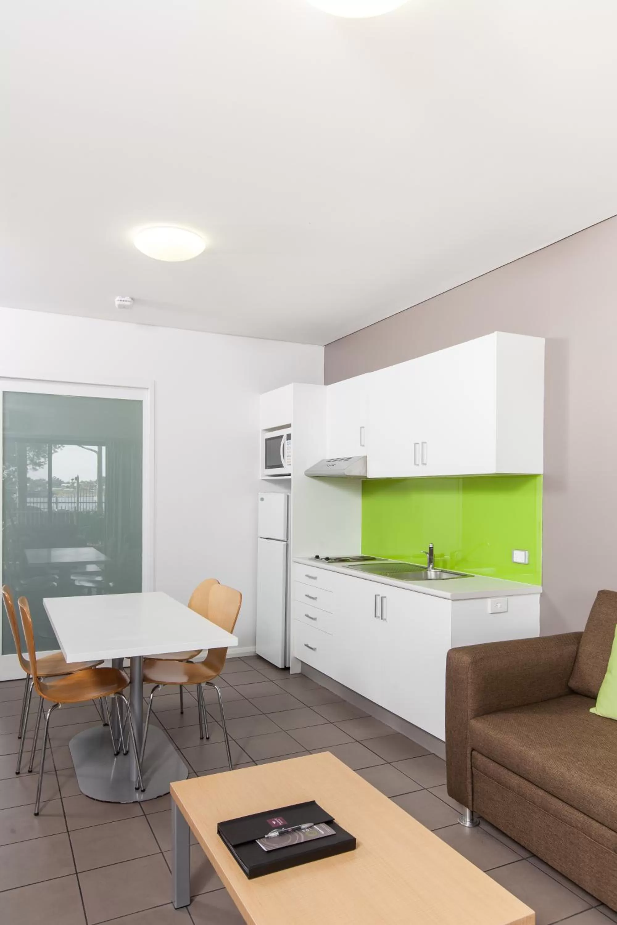 Kitchen or kitchenette in Majestic Oasis Apartments