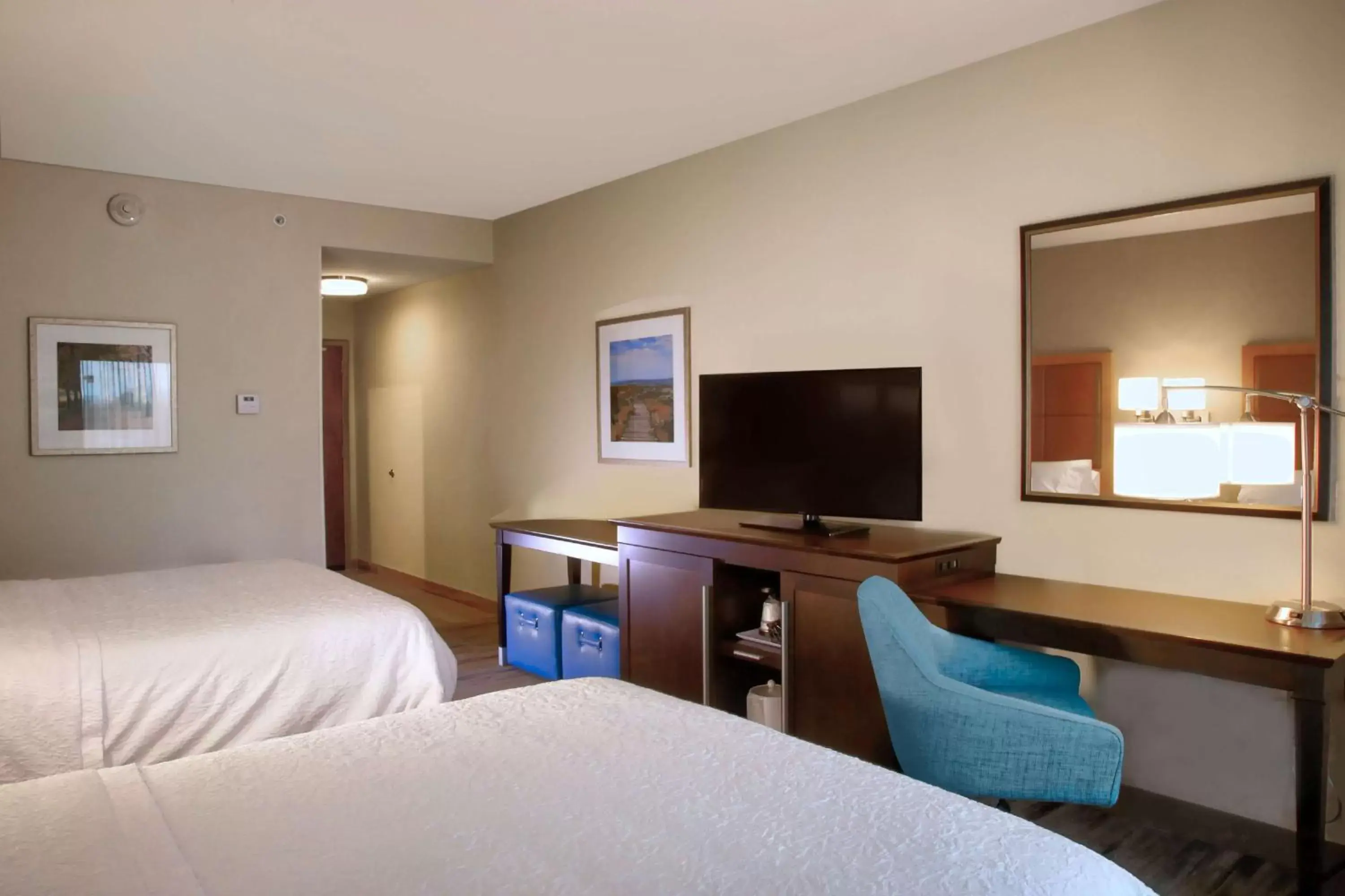 Bedroom, TV/Entertainment Center in Hampton Inn & Suites By Hilton Baltimore/Aberdeen, Md