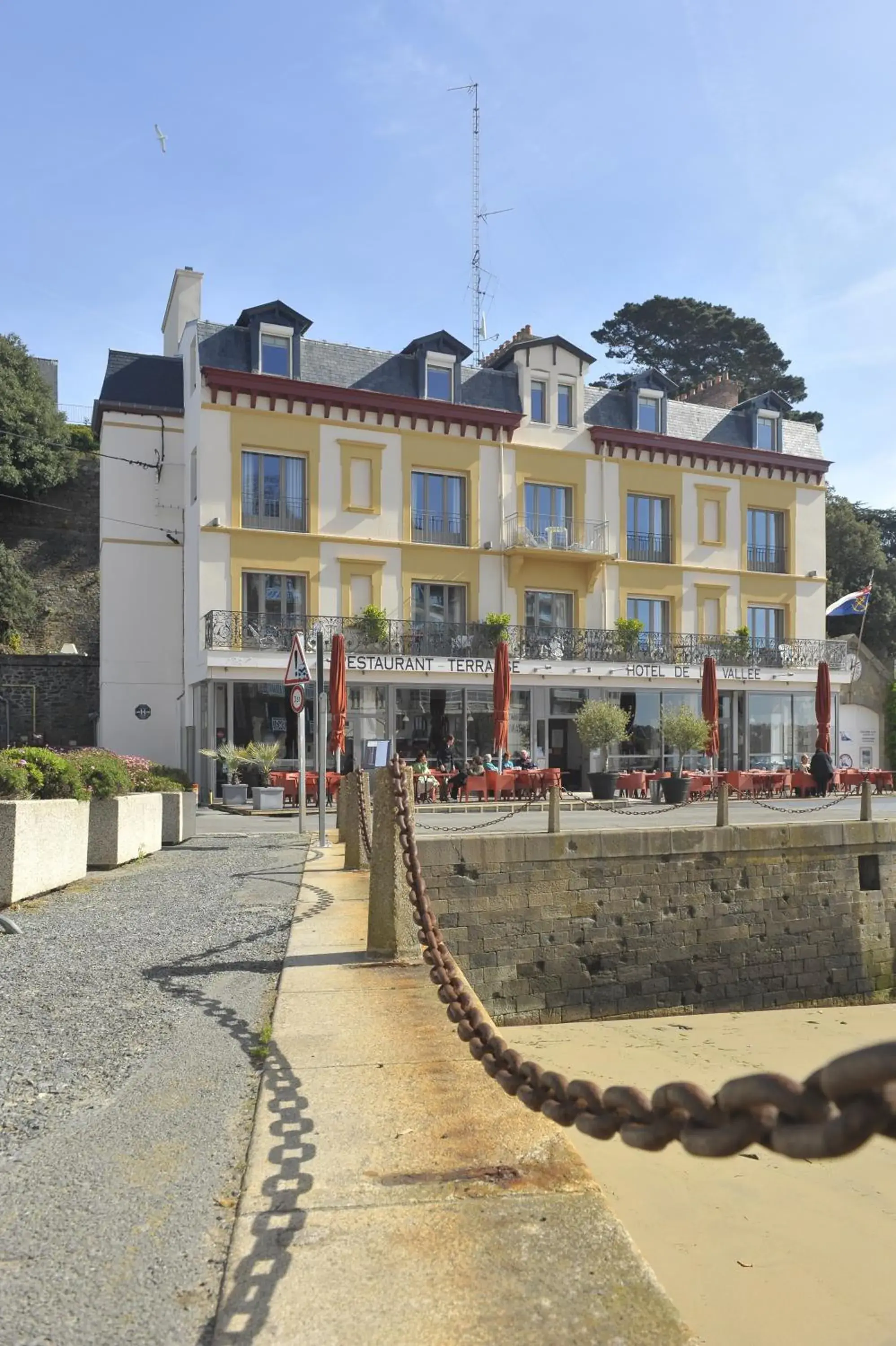 Facade/entrance, Property Building in Hôtel De La Vallée