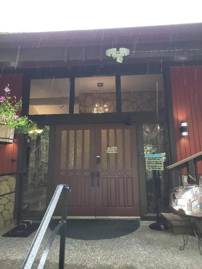 Facade/entrance, Property Building in Misty Valley Inn