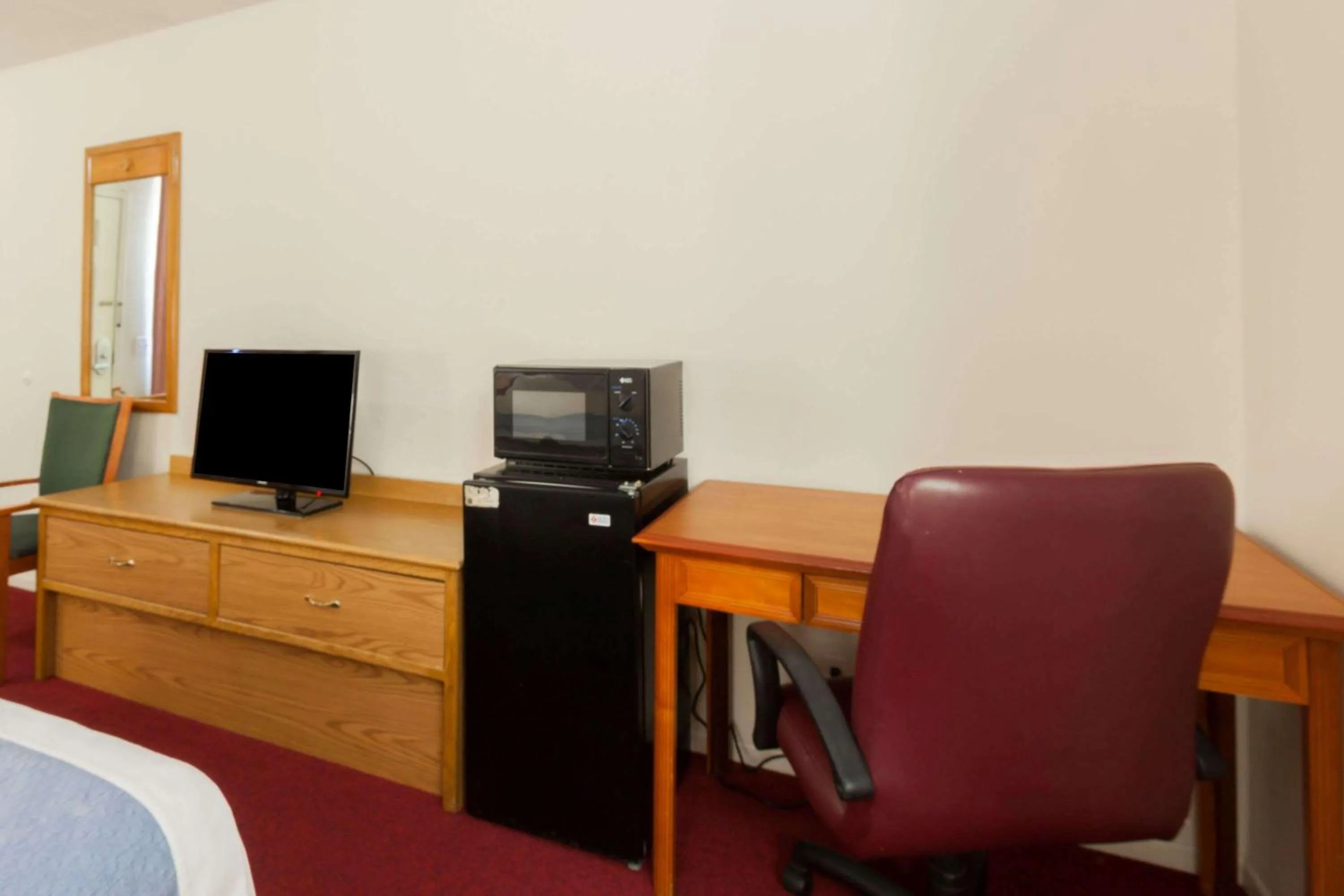 Photo of the whole room in Days Inn by Wyndham Castaic Six Flags Magic Mountain