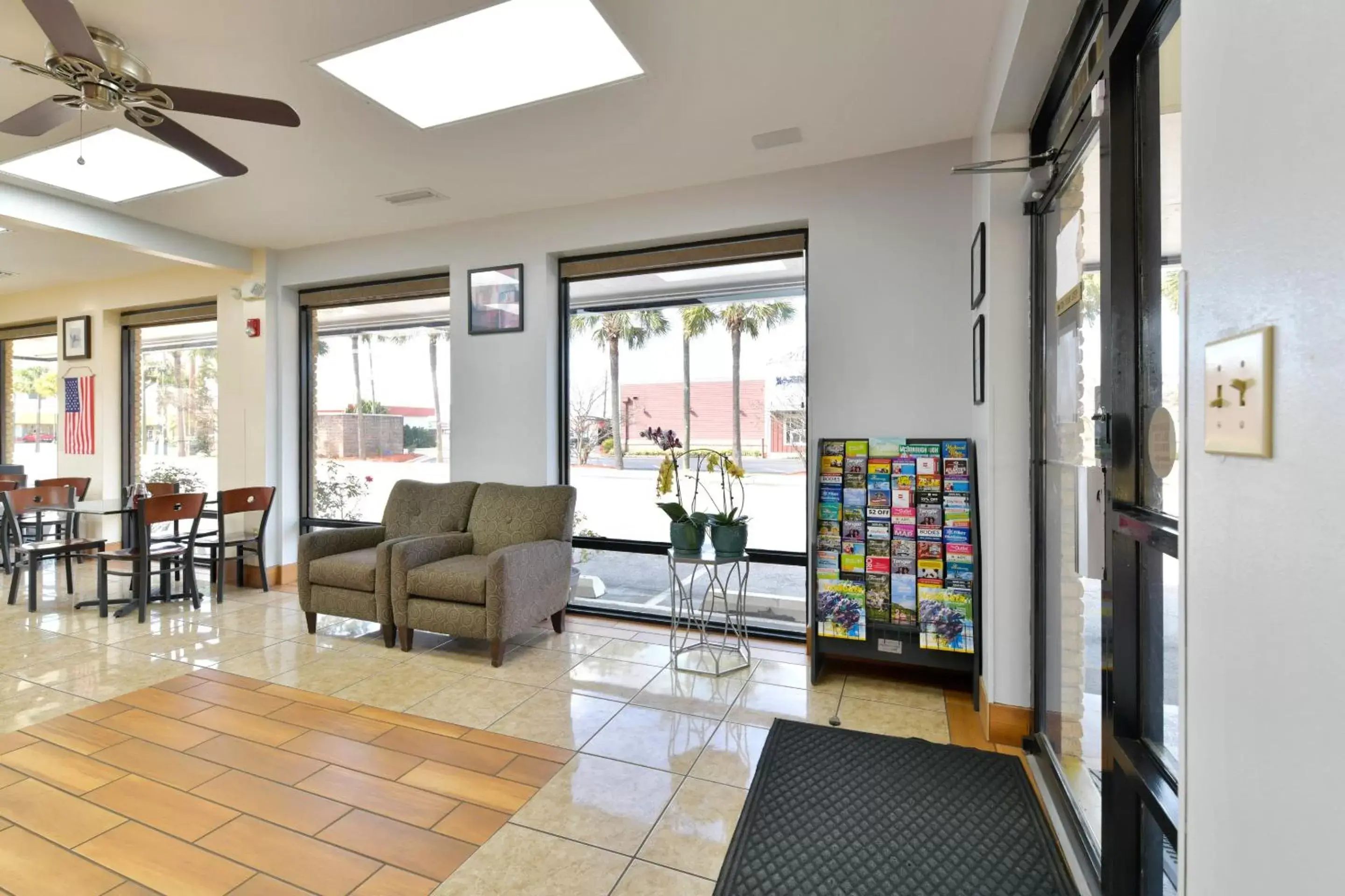 Lobby or reception in OYO Hotel Twin Lake- Lake Park Valdosta area