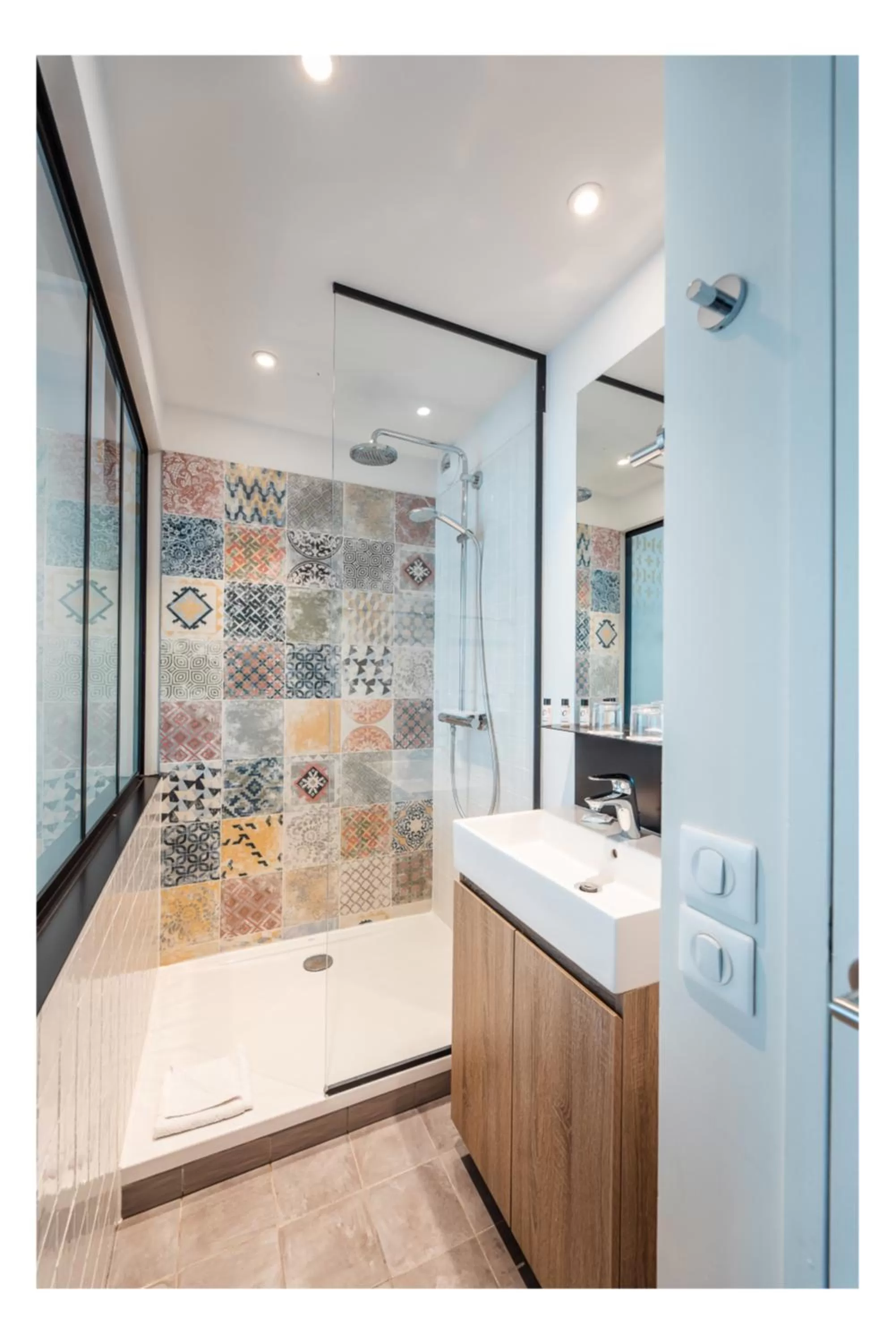 Bathroom in The Originals Boutique, Hôtel Maison Montmartre Paris Les Puces