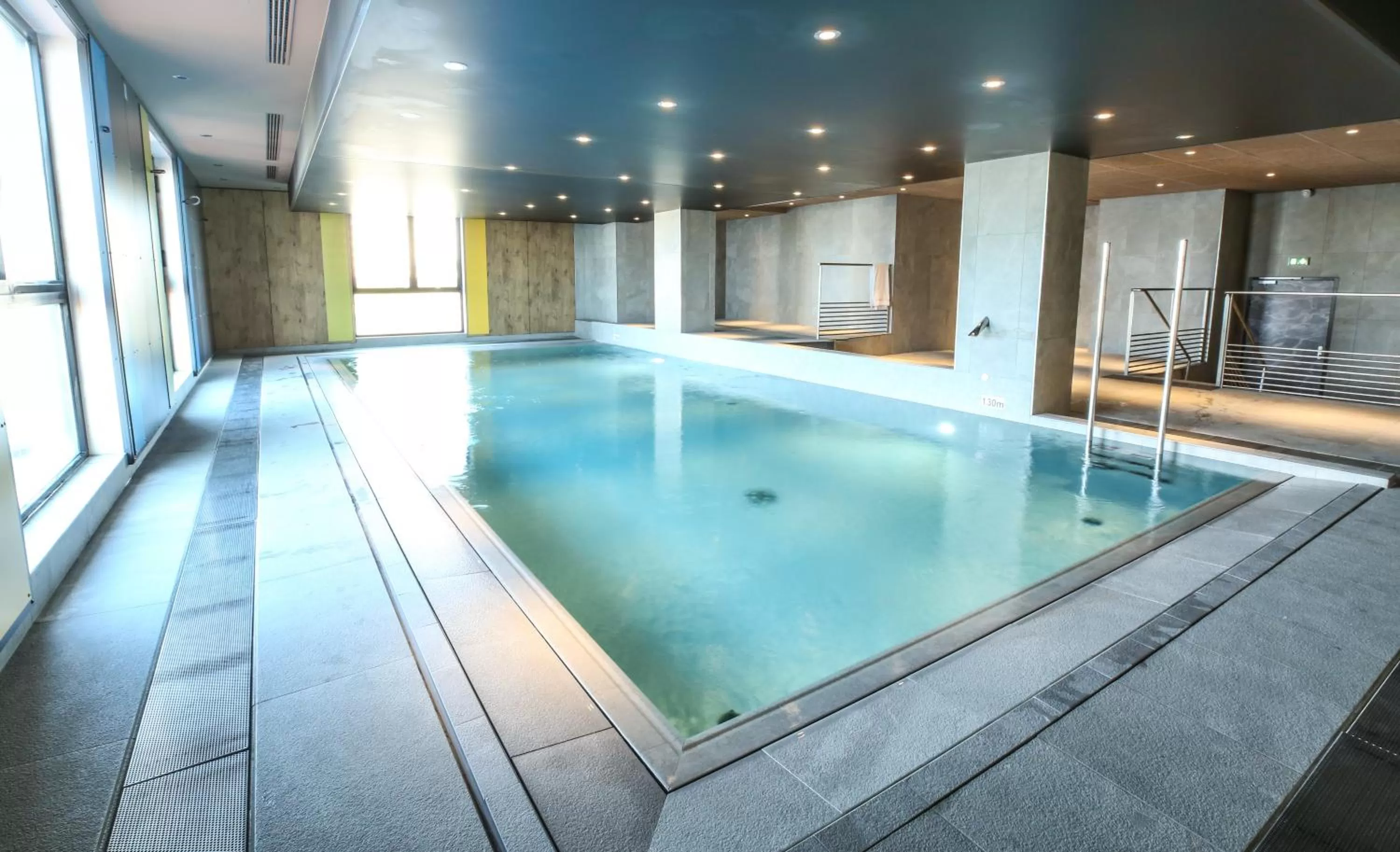 Swimming pool in Ibis Niort Est Mendes France