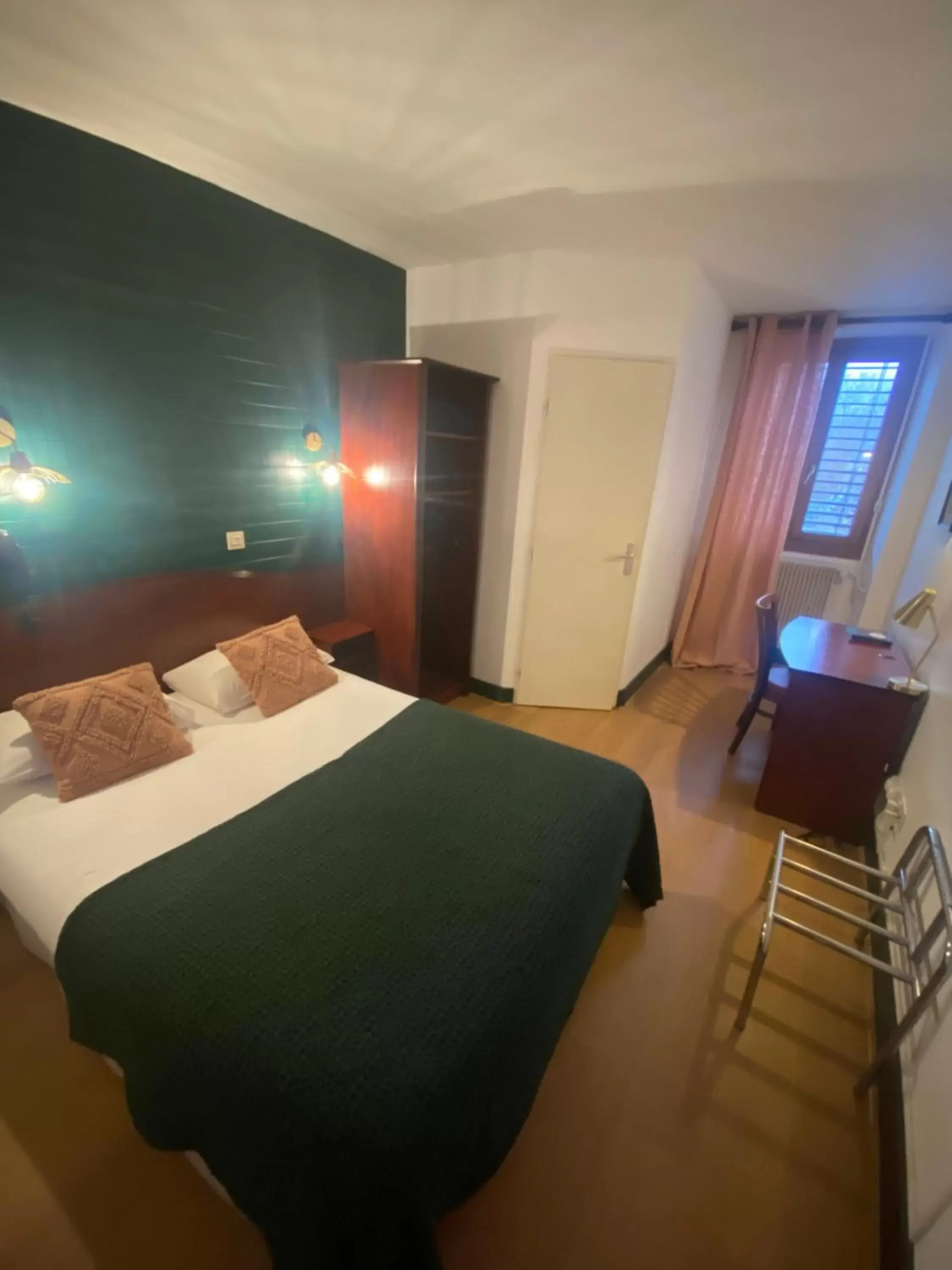 Bedroom, Bed in Grand Hotel De La Poste - Lyon Sud - Vienne