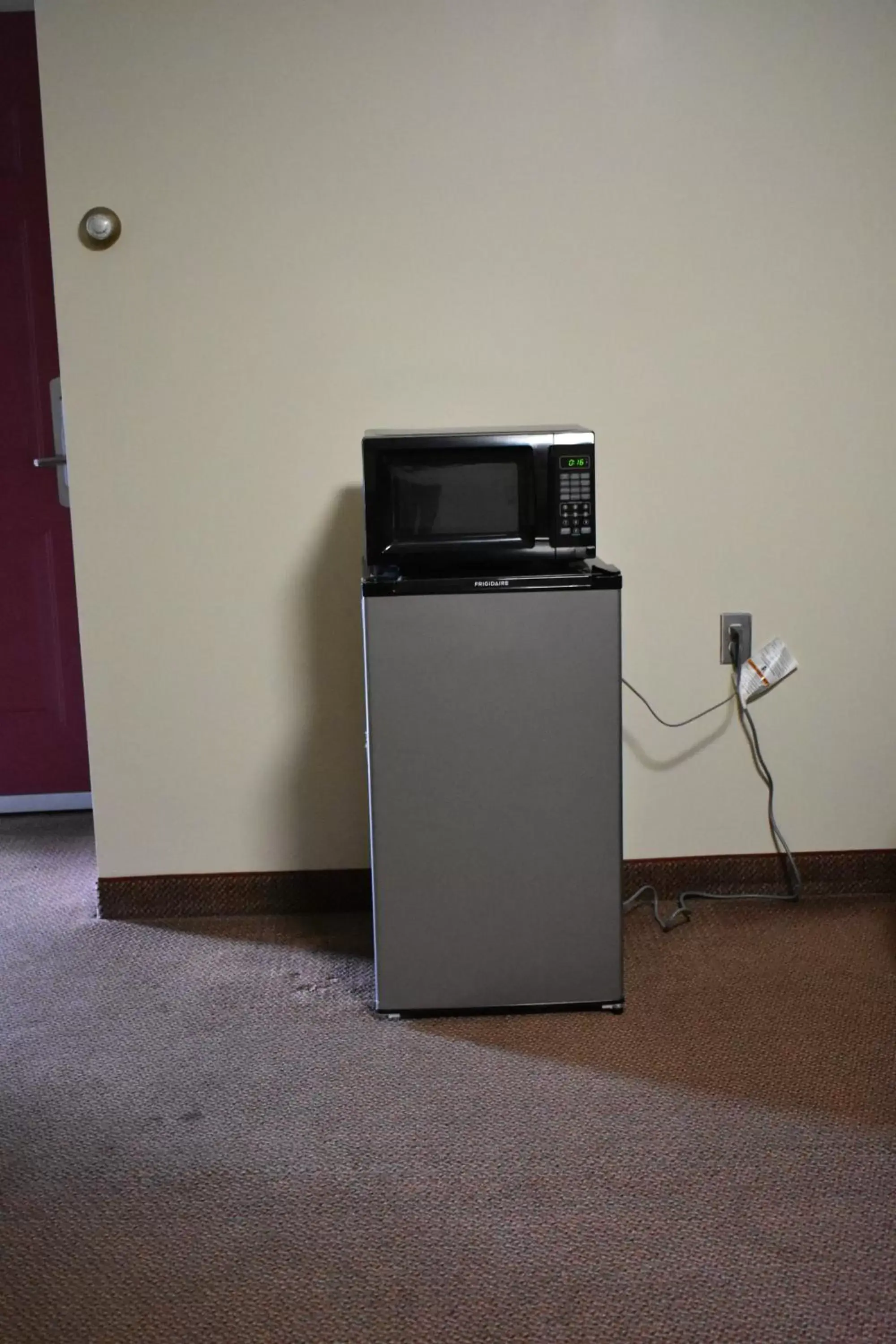 Kitchen/Kitchenette in South Hills Motel