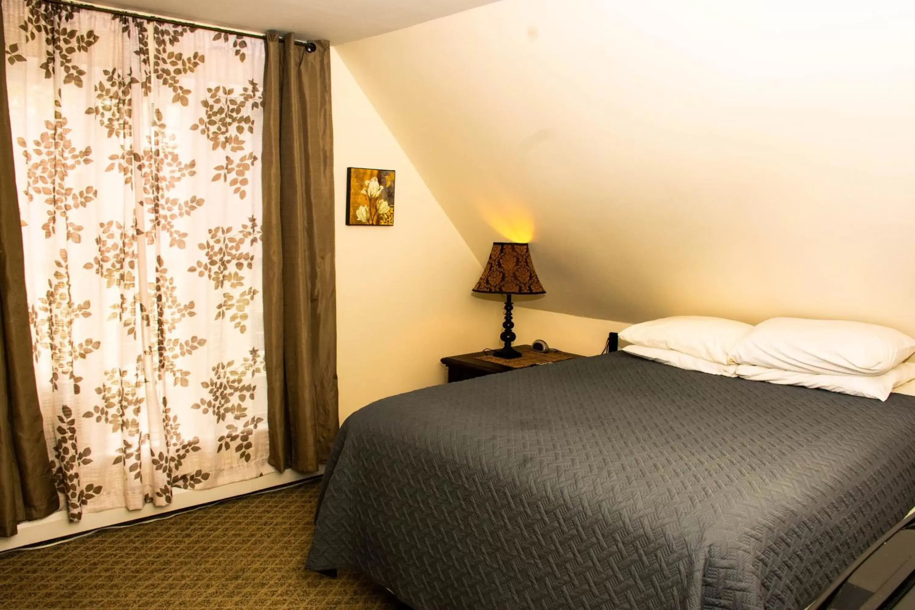 Bed in The Whitetail Inn and Suites- Lincoln