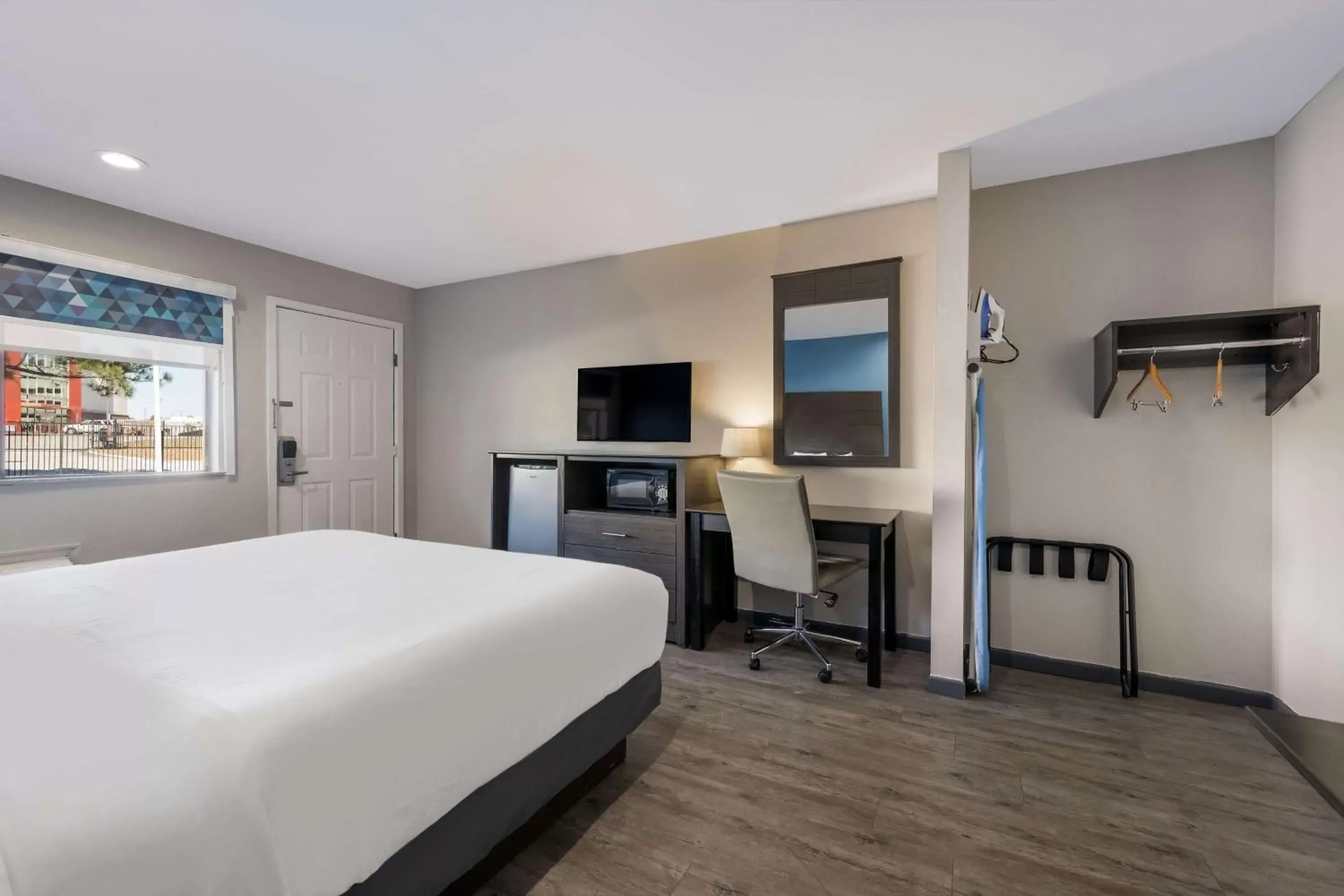Bedroom, TV/Entertainment Center in SureStay Hotel by Best Western Spring North Houston