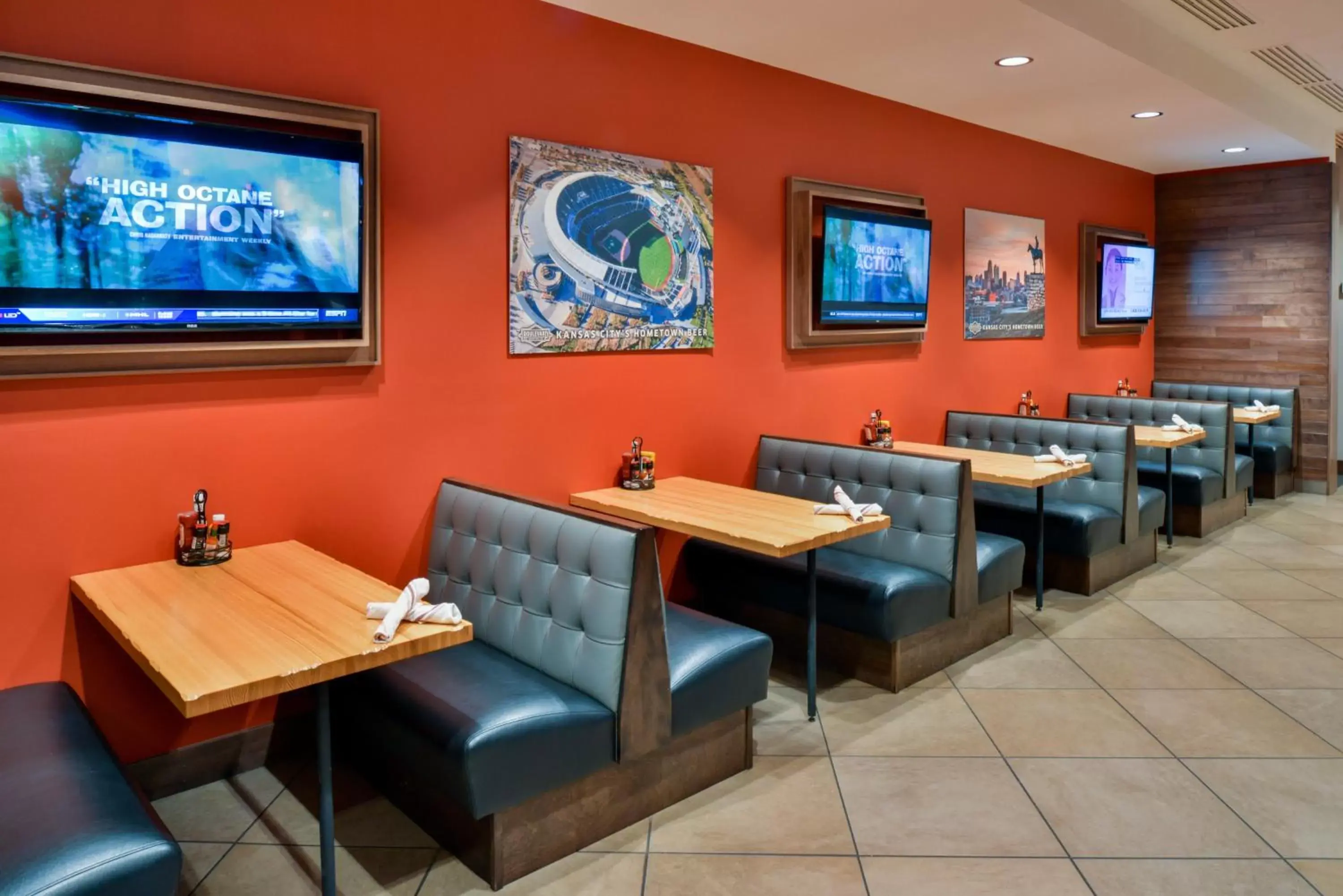 Restaurant/Places to Eat in Holiday Inn Kansas City Airport, an IHG Hotel