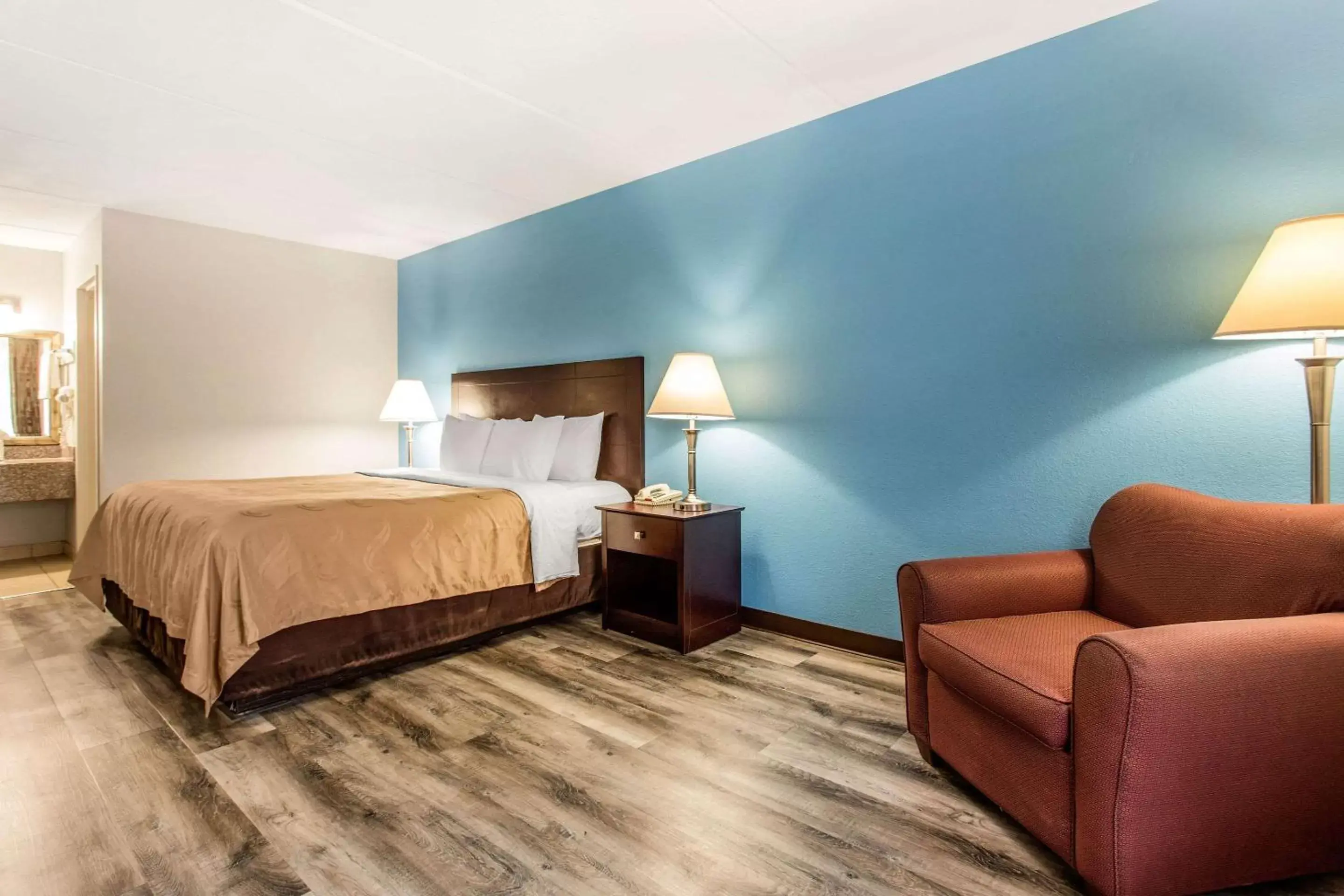 Photo of the whole room, Bed in Quality Inn & Suites Vidalia