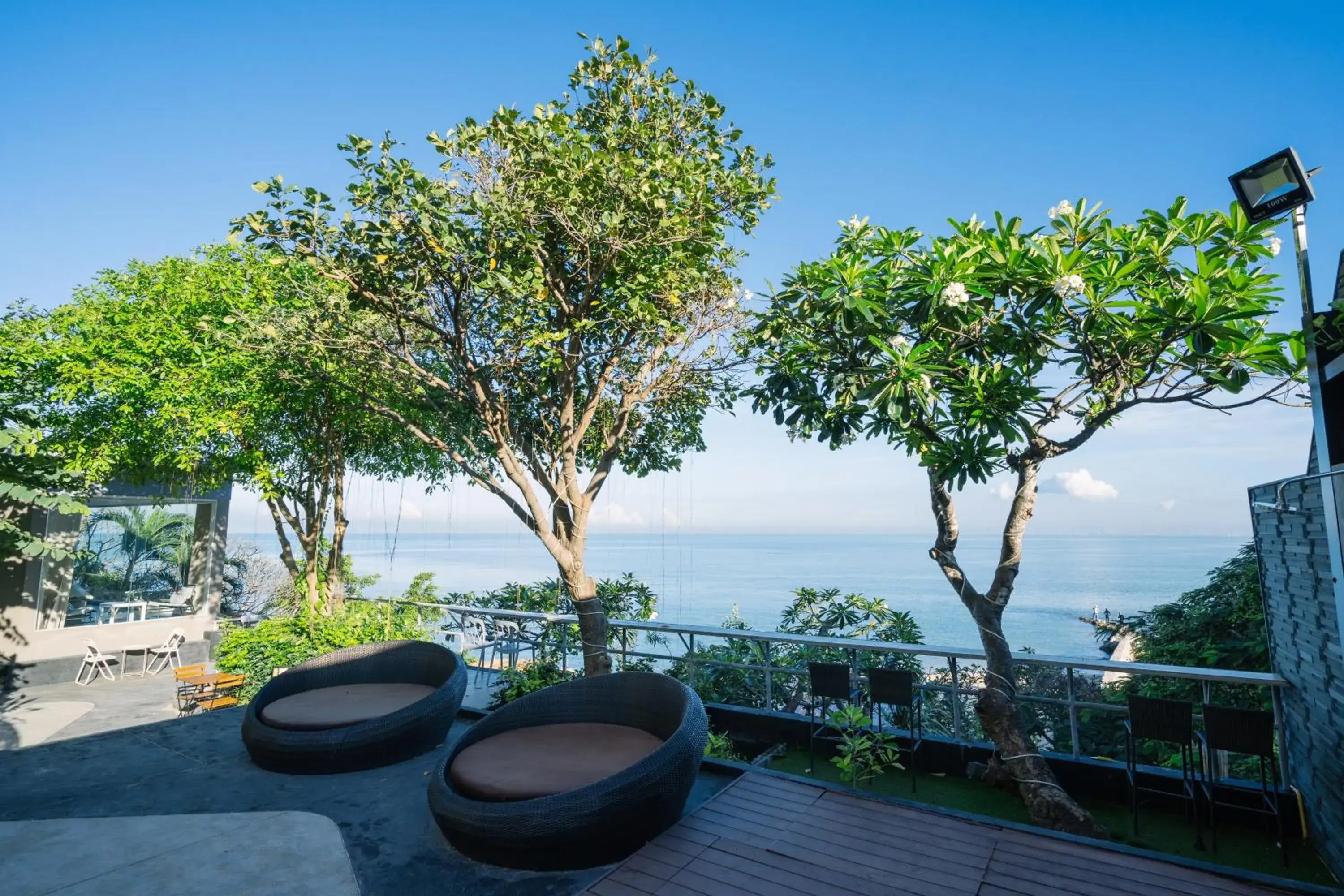 Area and facilities in Golden Tulip Pattaya Beach Resort