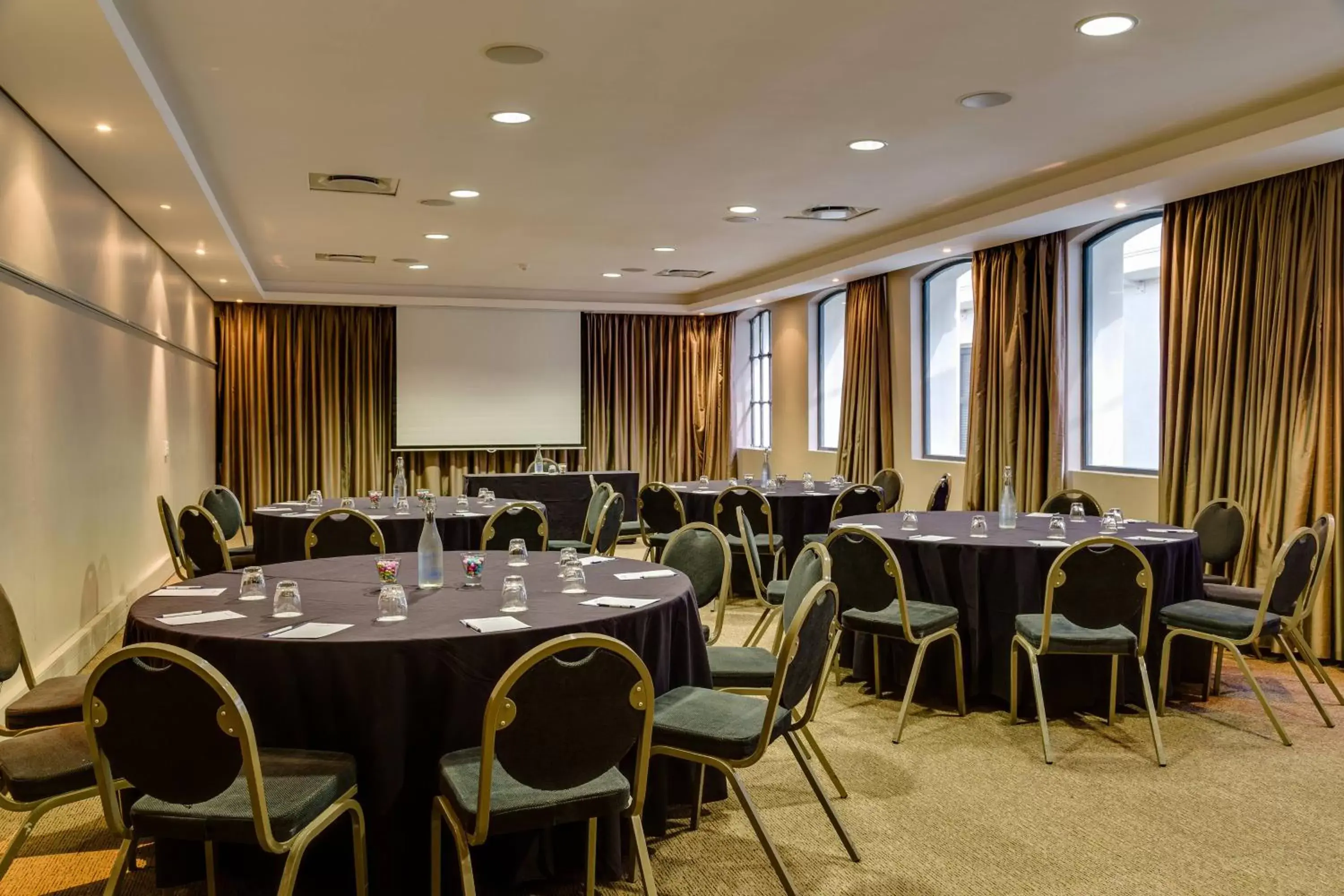 Meeting/conference room in Protea Hotel by Marriott Cape Town Waterfront Breakwater Lodge