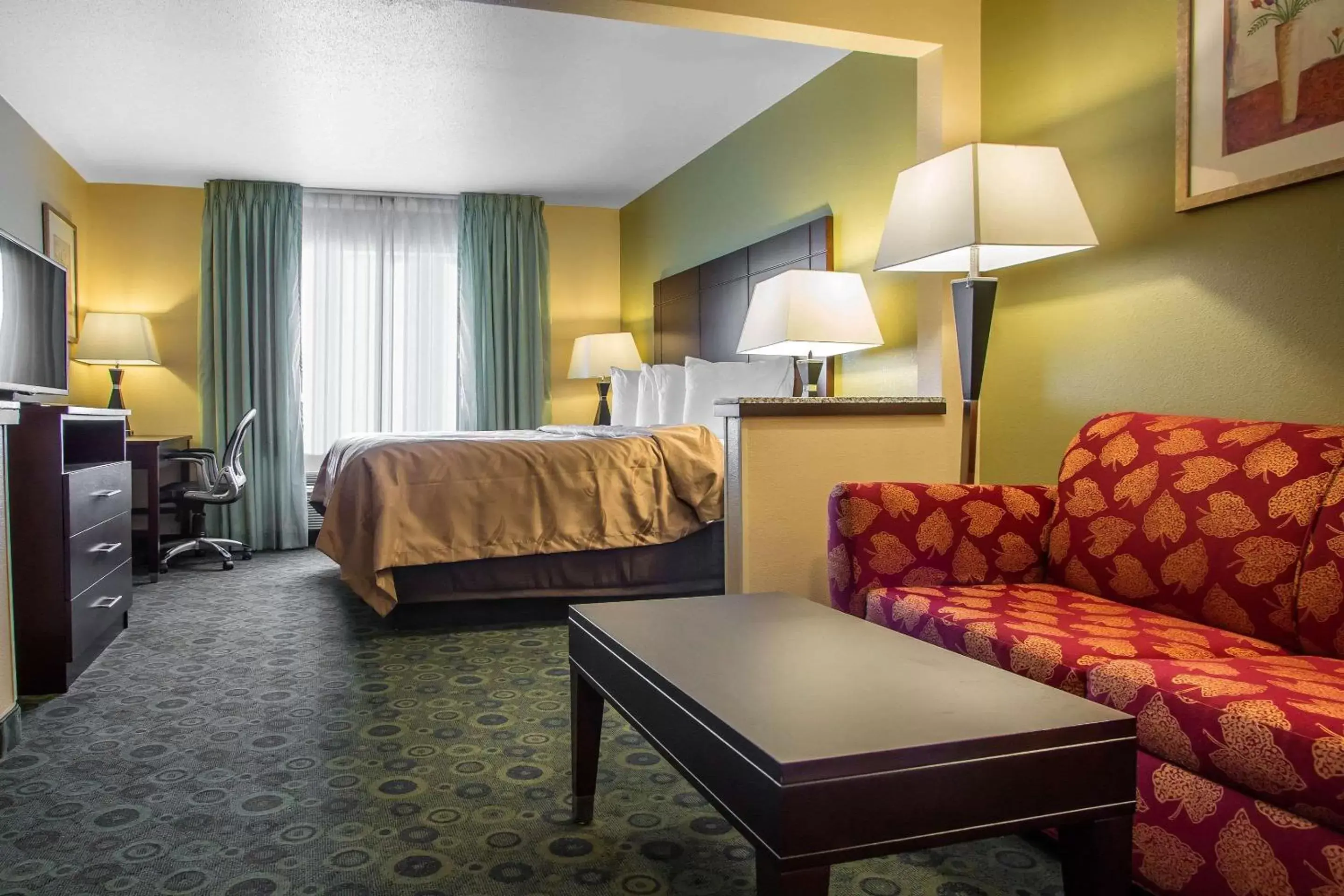 Photo of the whole room, Bed in Quality Inn & Suites Bloomington I-55 and I-74