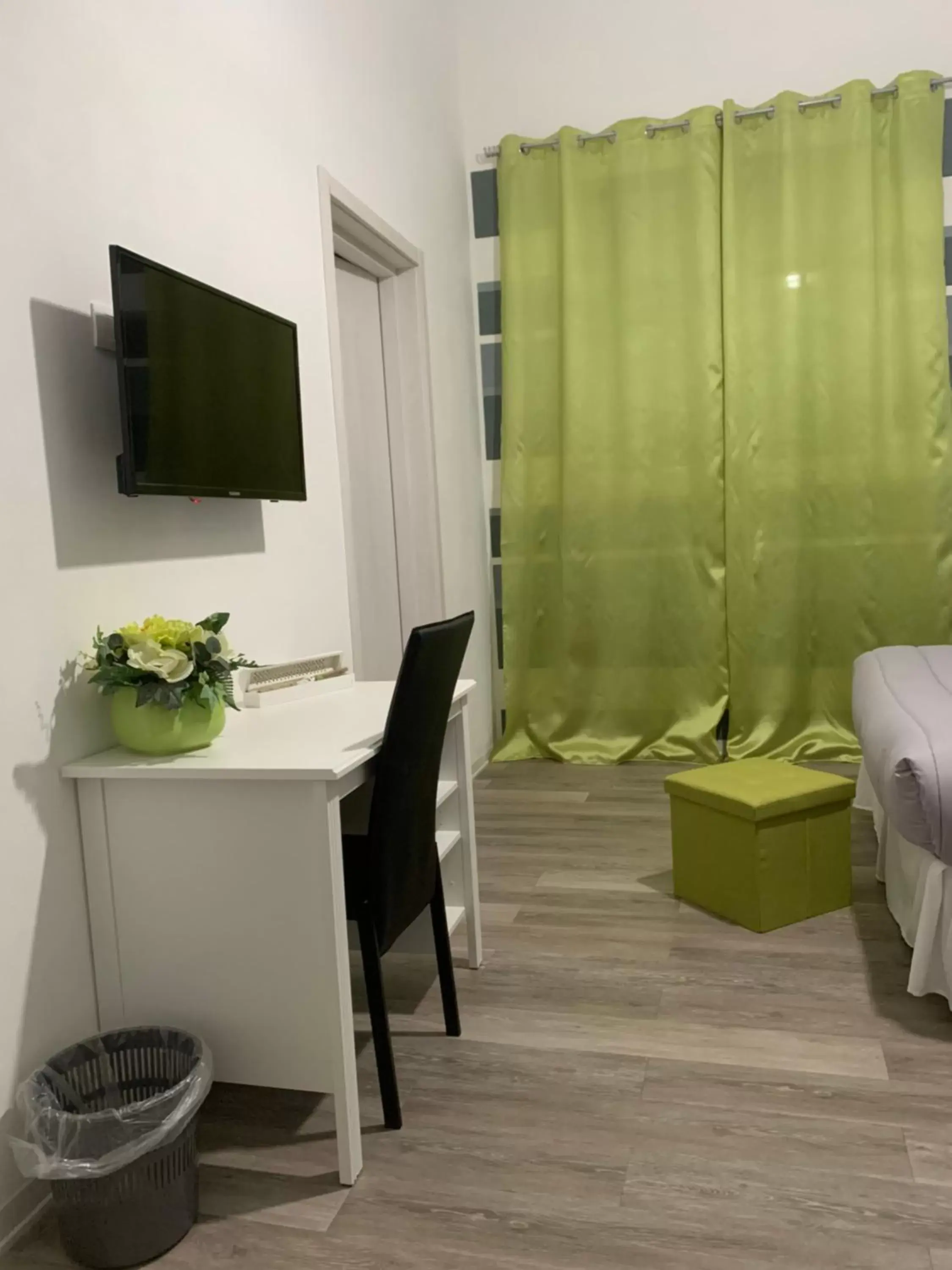 Bed, TV/Entertainment Center in B&B Ramura