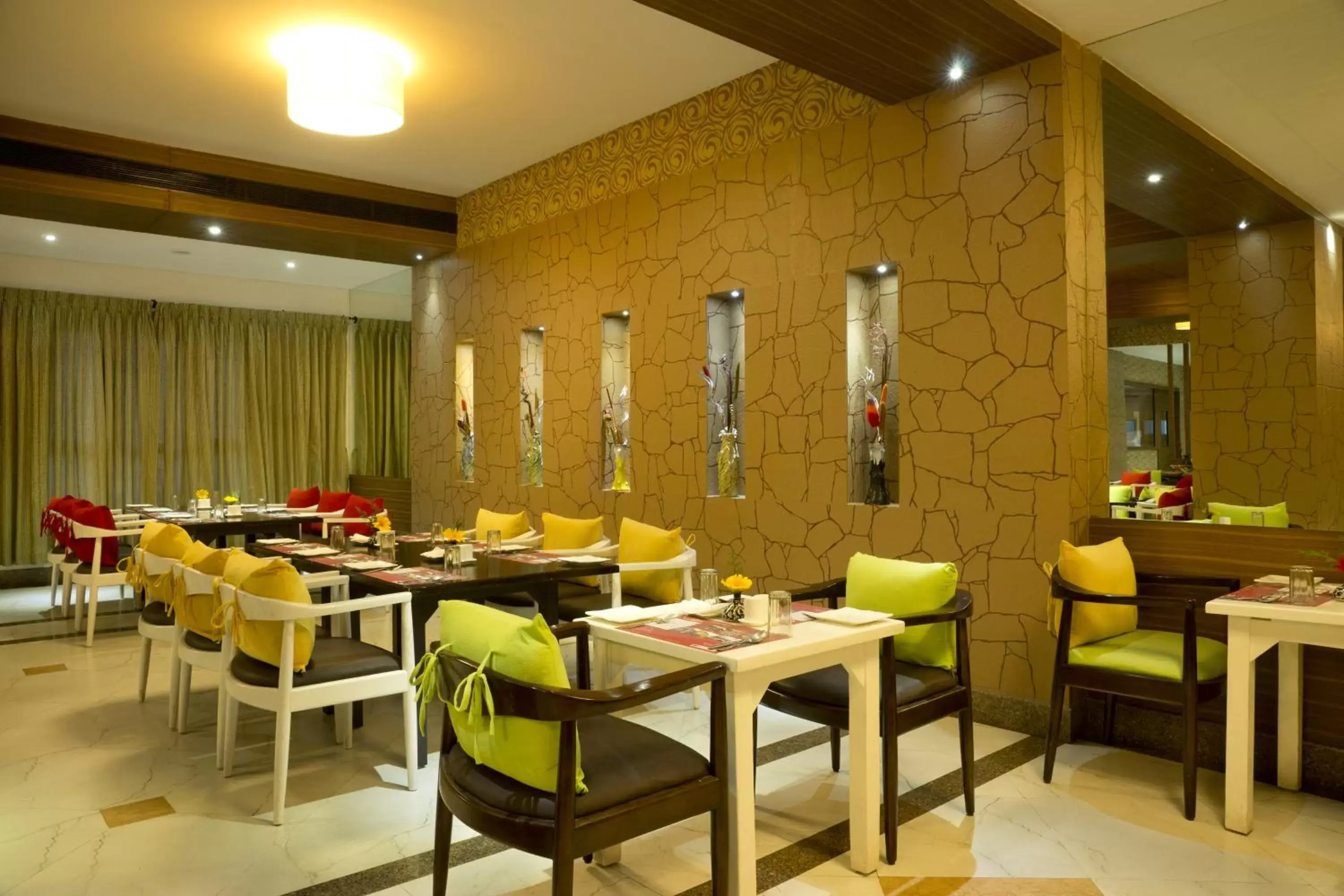 Restaurant/Places to Eat in Poppys Hotel Madurai