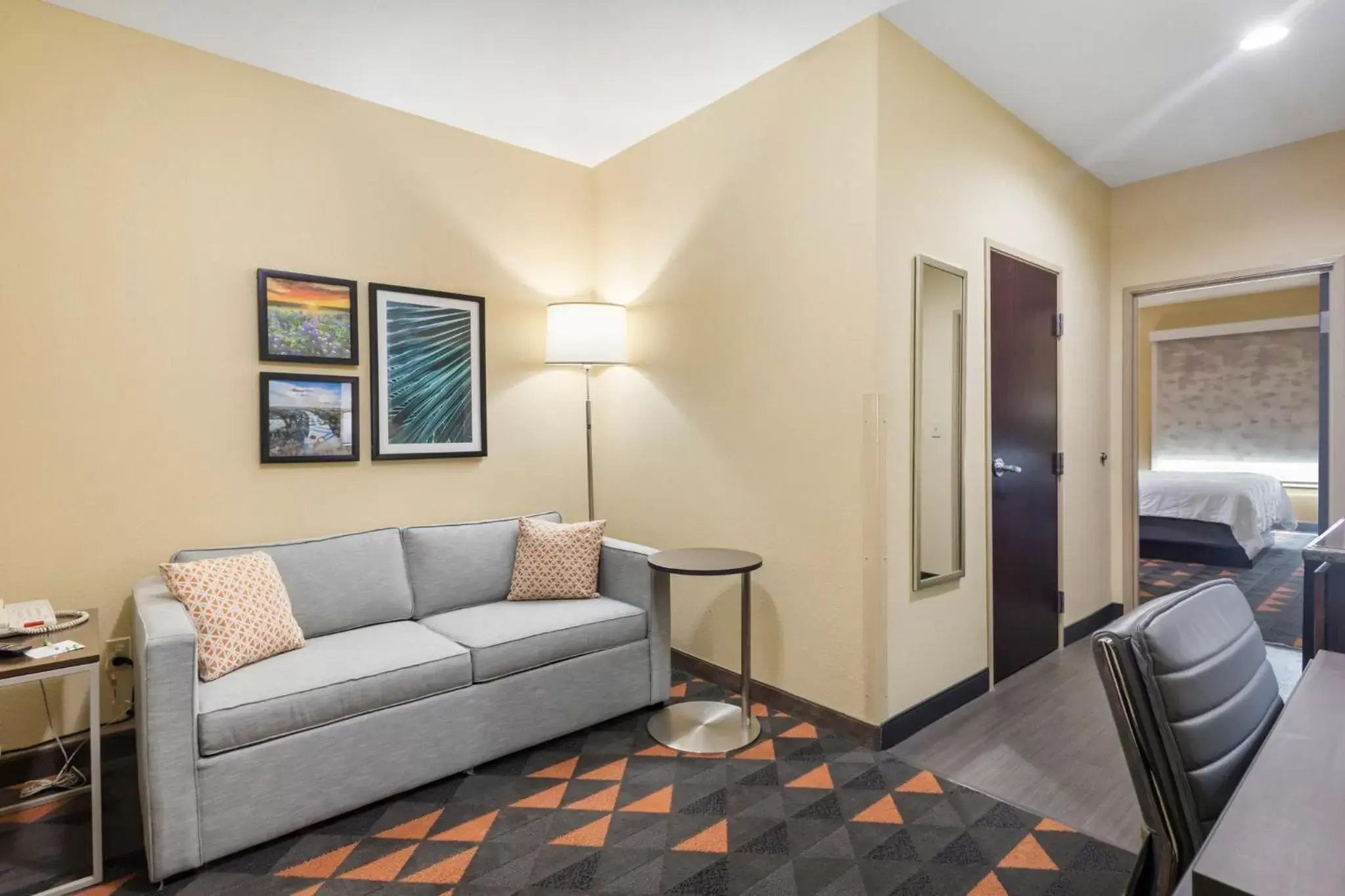 Bedroom, Seating Area in Holiday Inn Hotel & Suites Waco Northwest, an IHG Hotel