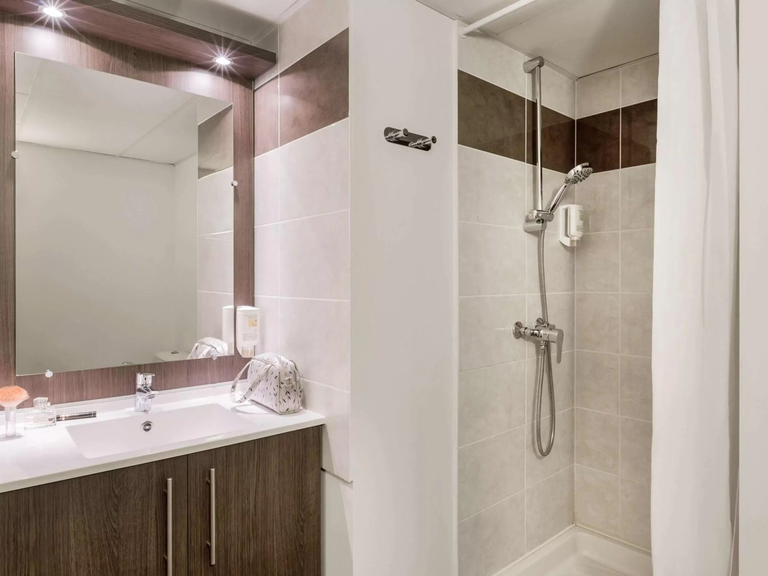 Photo of the whole room, Bathroom in Aparthotel Adagio Access Nantes Viarme