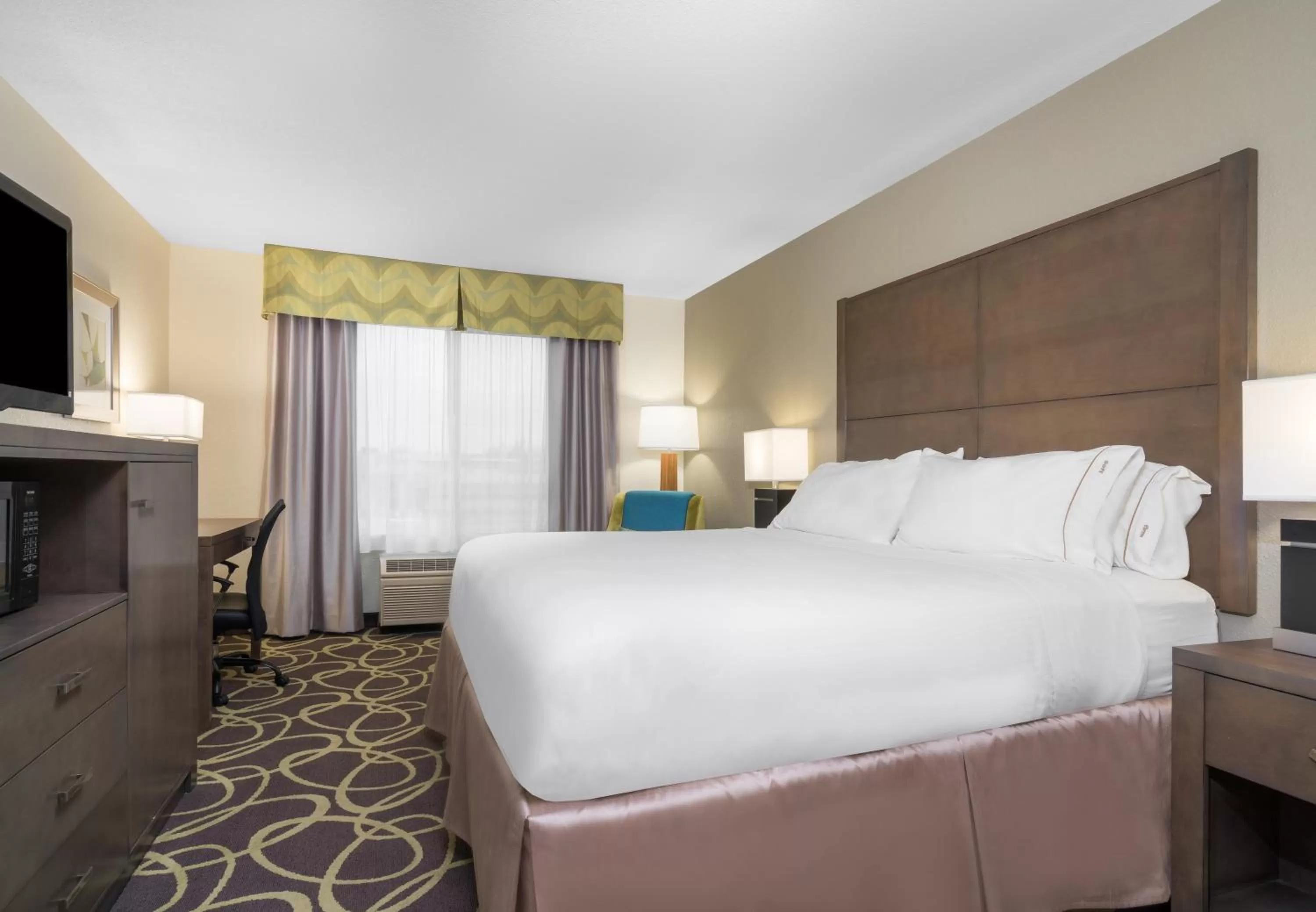 Photo of the whole room, Bed in Holiday Inn Express Hotel & Suites Ames by IHG