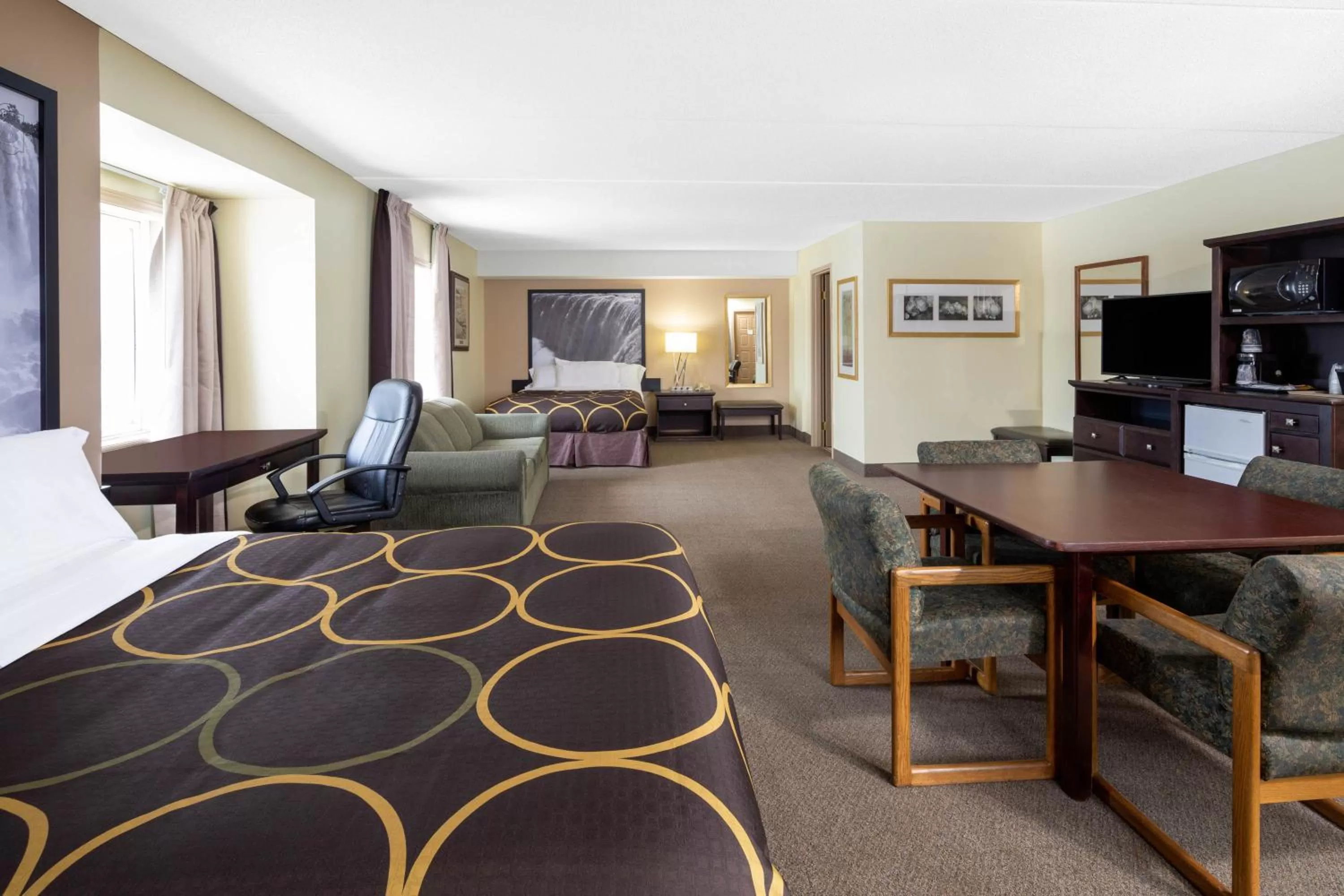 Photo of the whole room, Bed in Super 8 by Wyndham Niagara Falls by the Falls