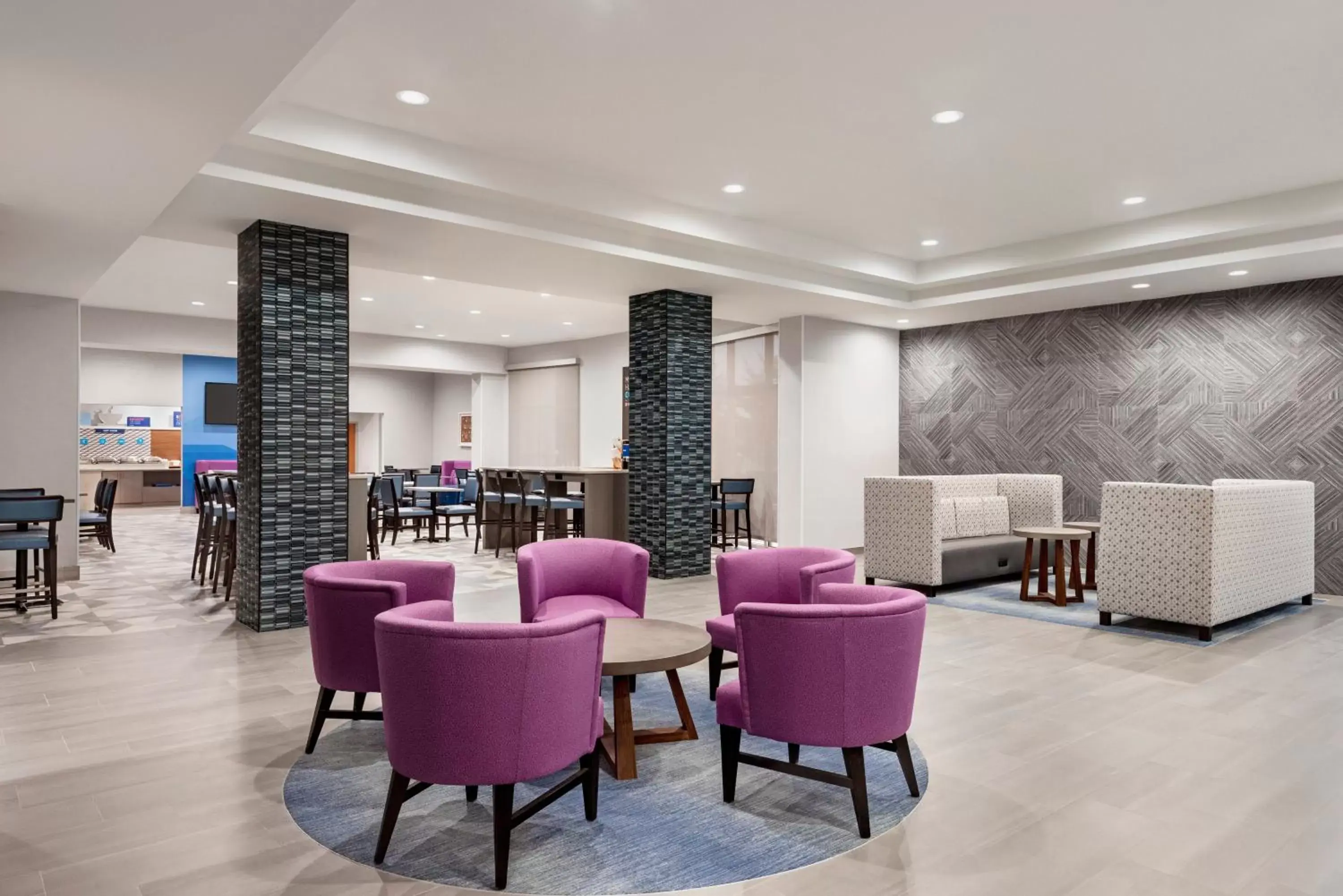 Property building, Lounge/Bar in Holiday Inn Express Dumfries-Quantico, an IHG Hotel