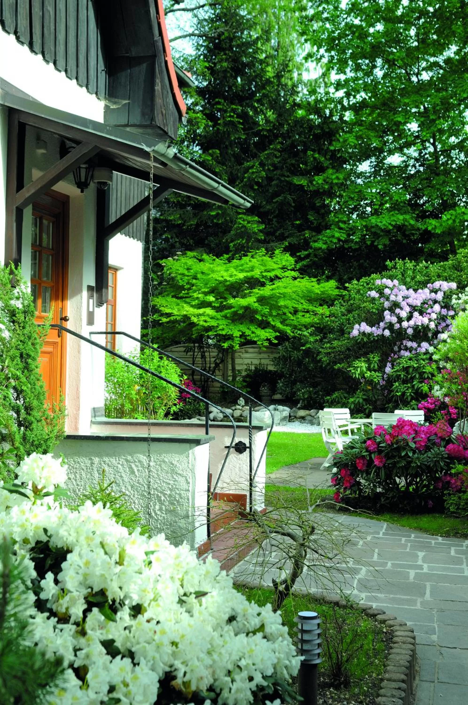 Garden in Hotel Alpenhof - ruhige Wohlfühloase zwischen München, dem Fünf-Seenland und den Bergen, in S-Bahnnähe