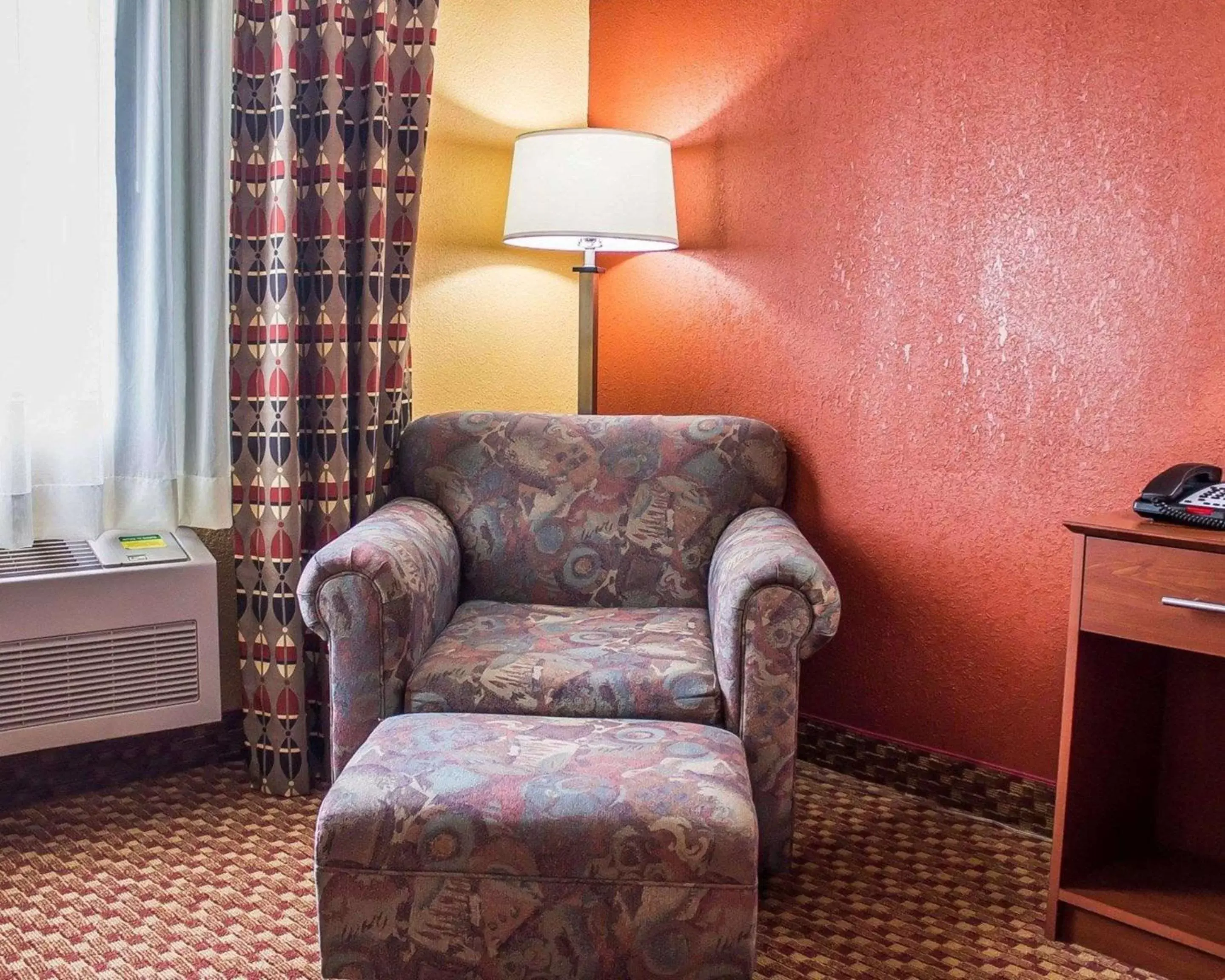 Photo of the whole room, Seating Area in Quality Inn Manitowoc