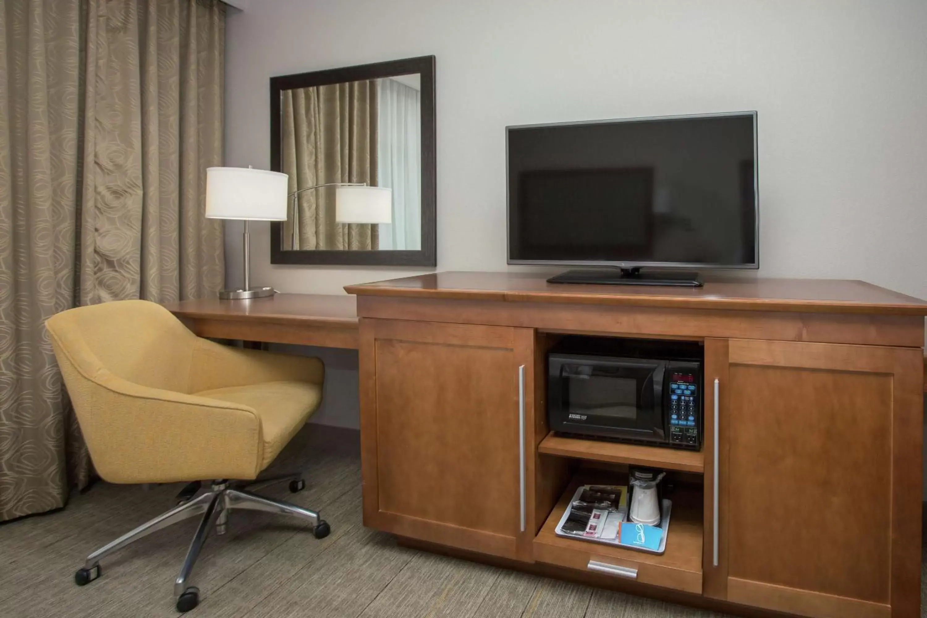 Bedroom, TV/Entertainment Center in Hampton Inn & Suites - Knoxville Papermill Drive, TN