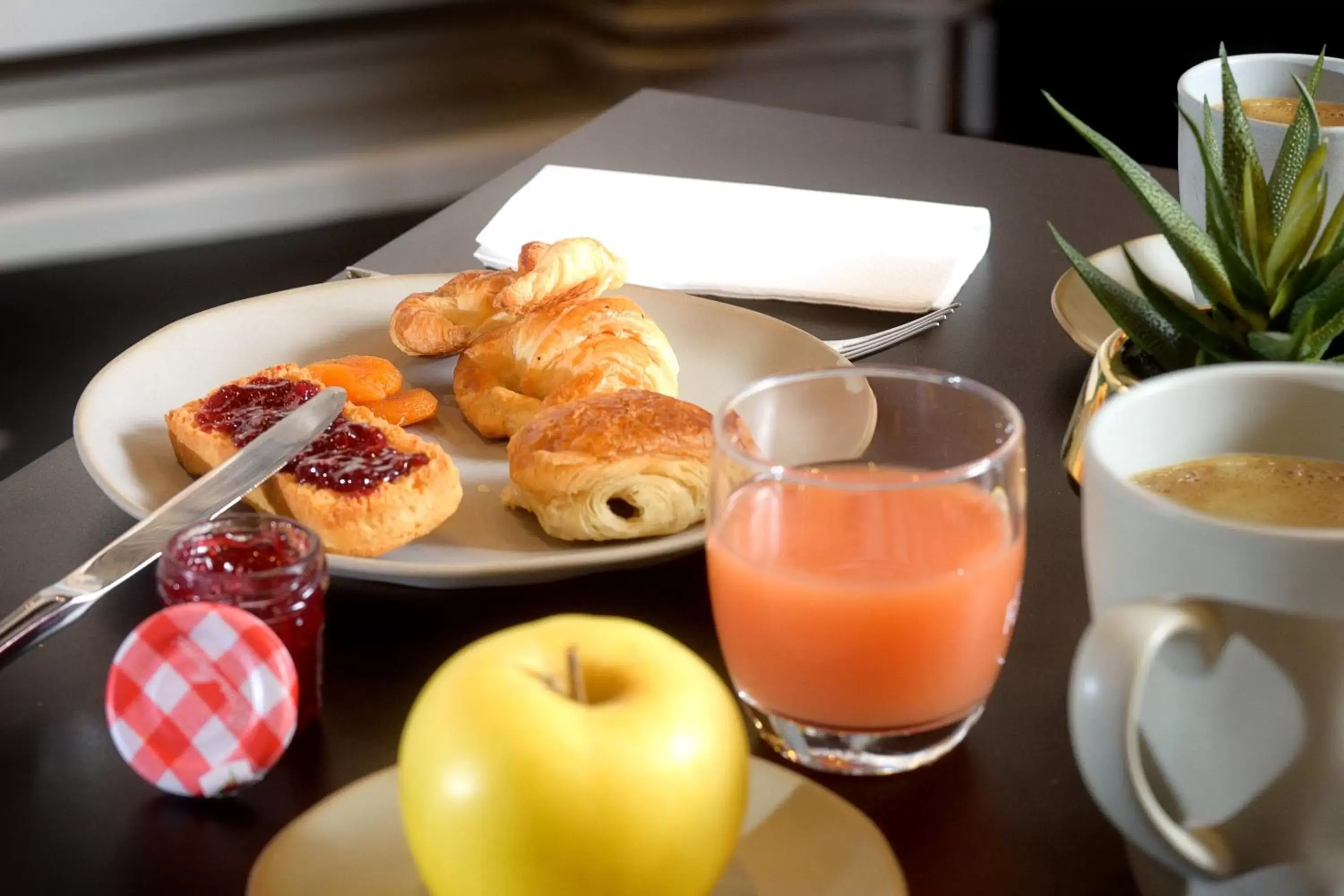 Buffet breakfast in Hotel de Champagne