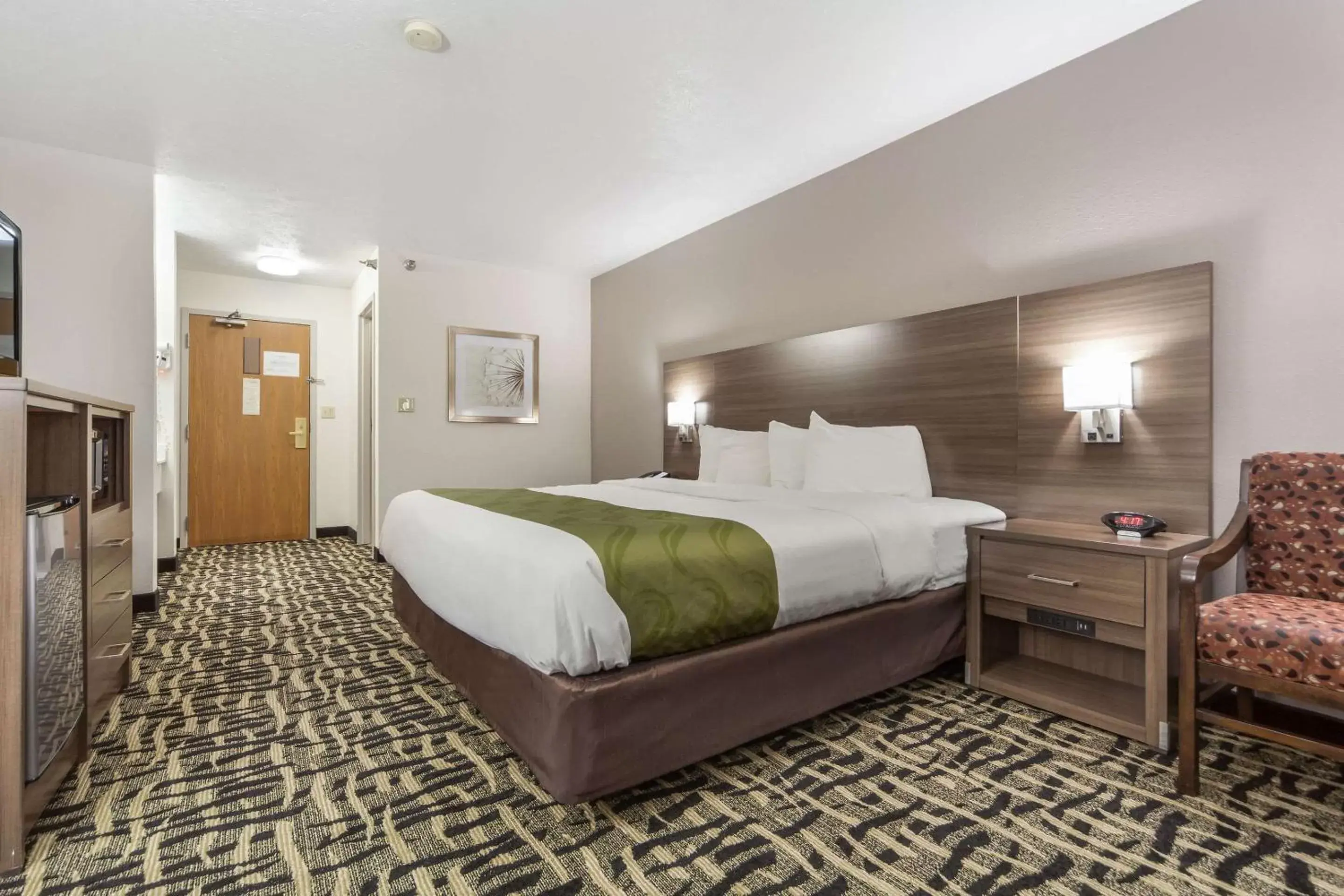 Photo of the whole room, Bed in Quality Inn & Suites West Omaha - NE Linclon