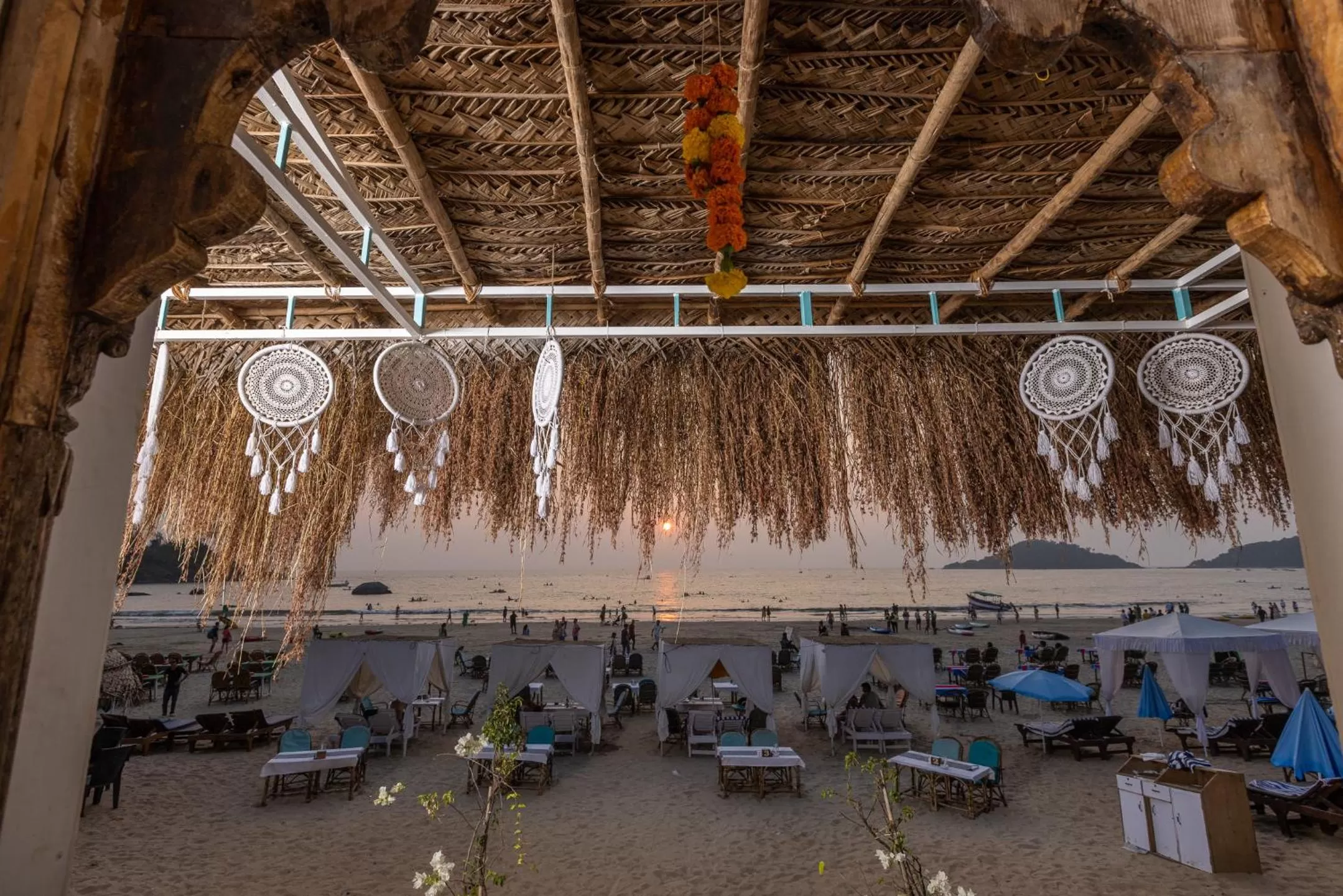 Restaurant/Places to Eat in The Shore beach resort