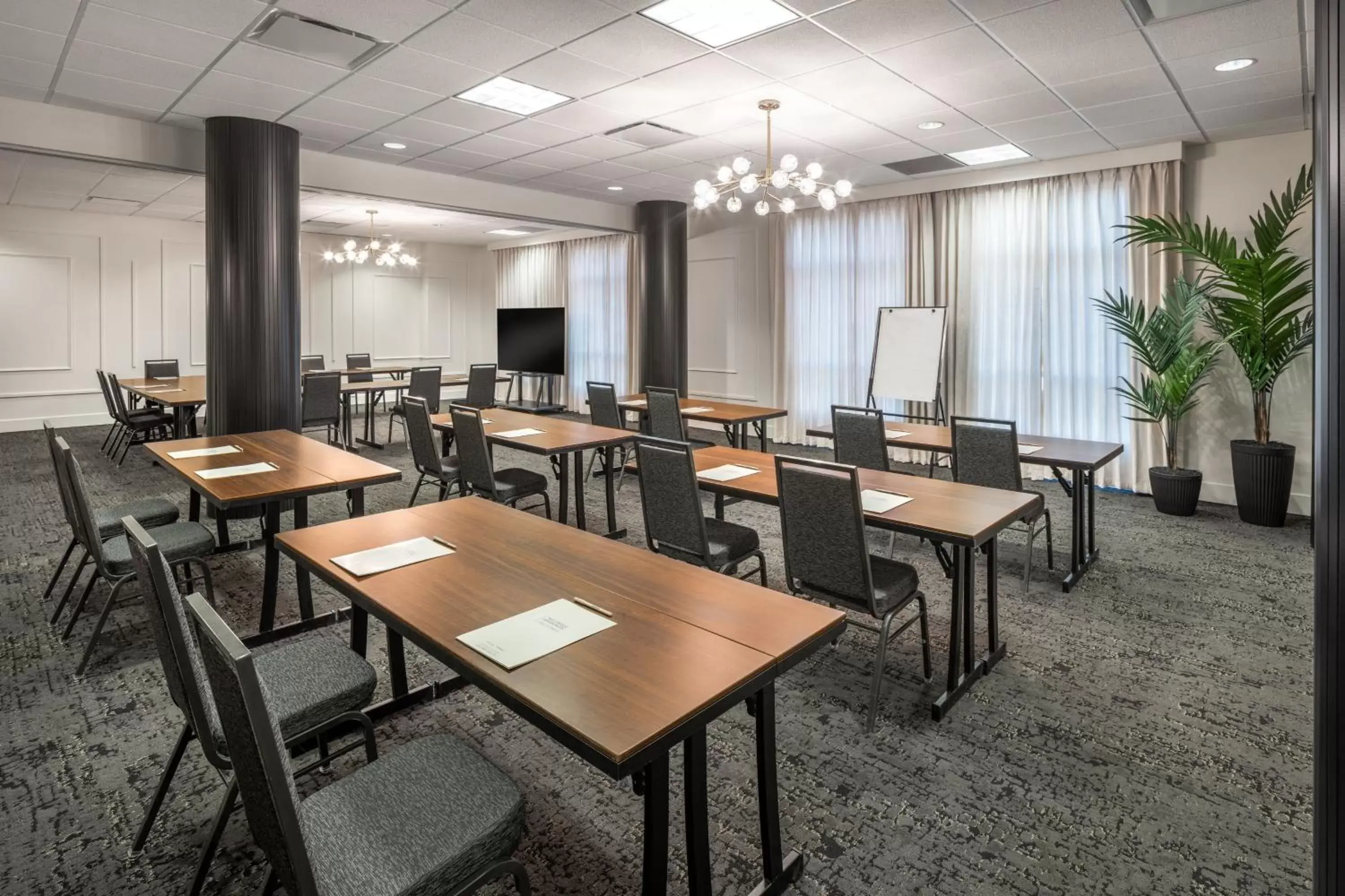 Meeting/conference room, Restaurant/Places to Eat in Residence Inn by Marriott Calgary South