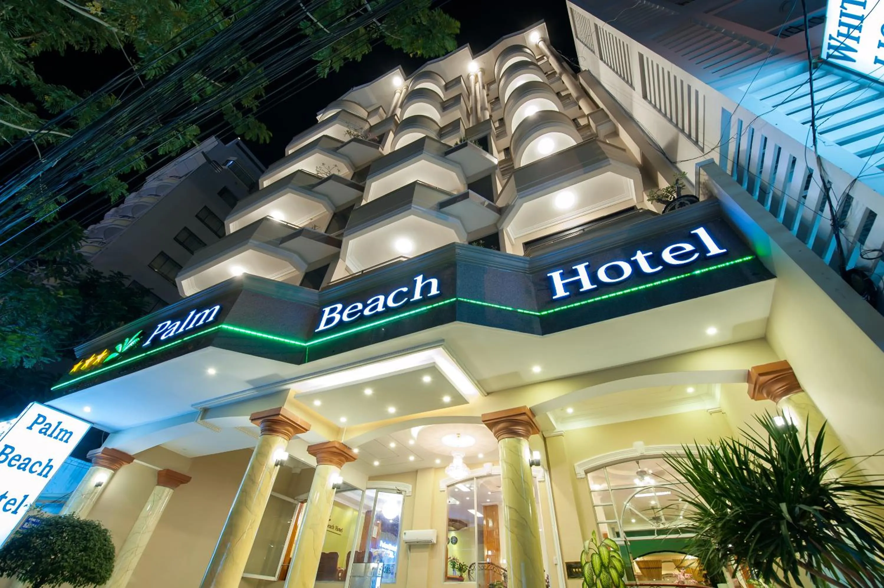 Facade/entrance in Palm Beach Hotel