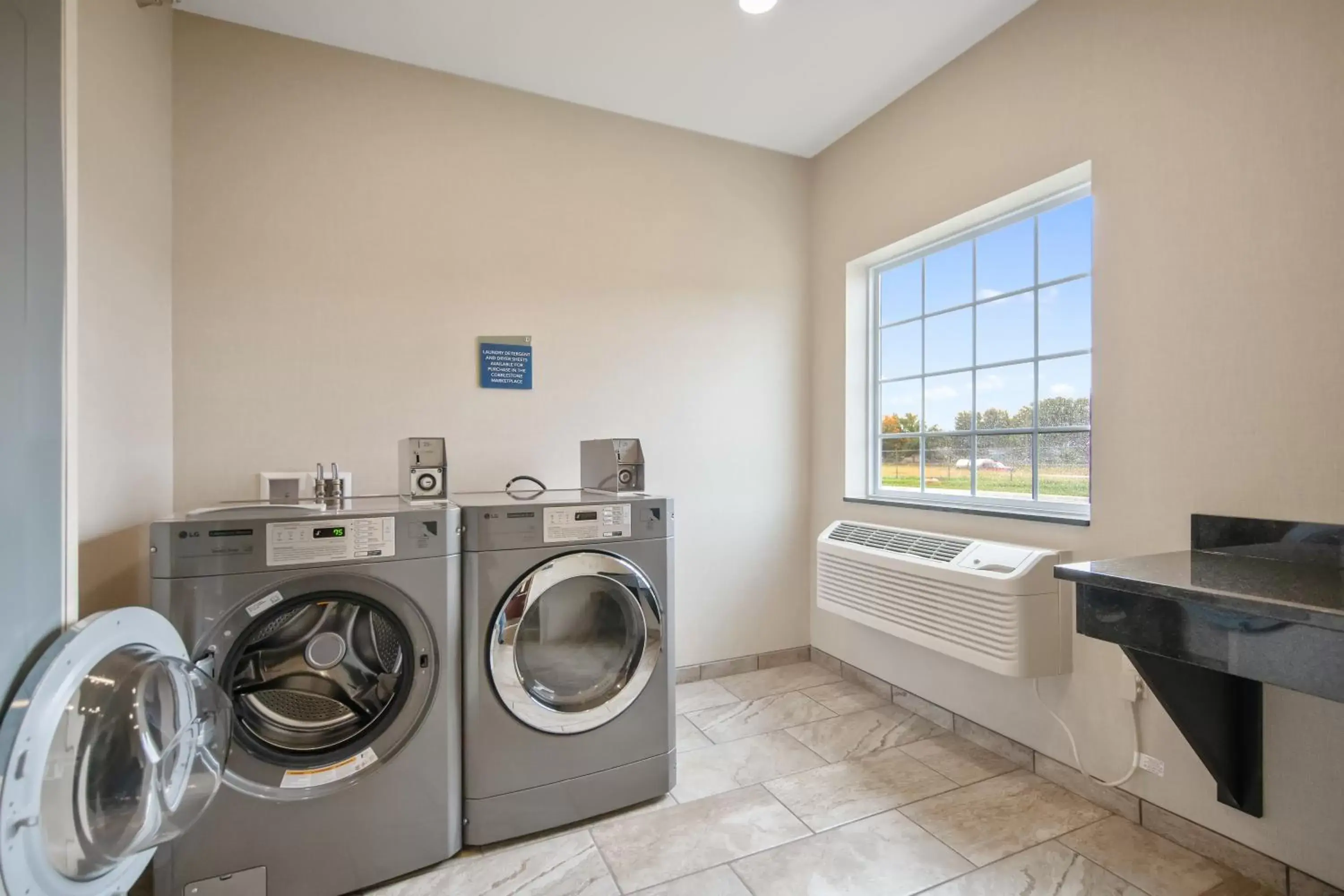 laundry, Kitchen/Kitchenette in Cobblestone Hotel & Suites - Austin