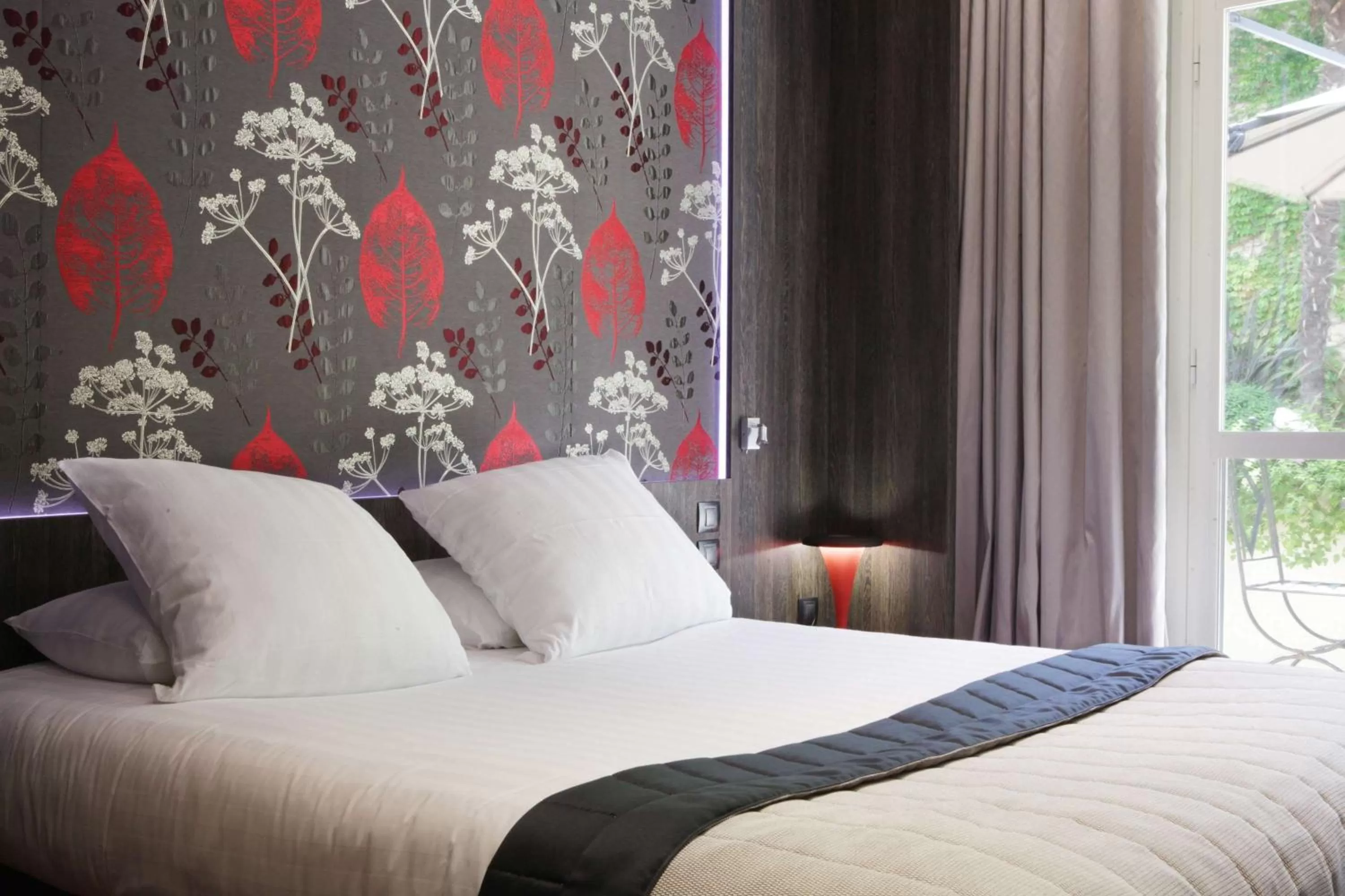 Bed in Best Western Premier Le Patio des Artistes Wellness Jacuzzi