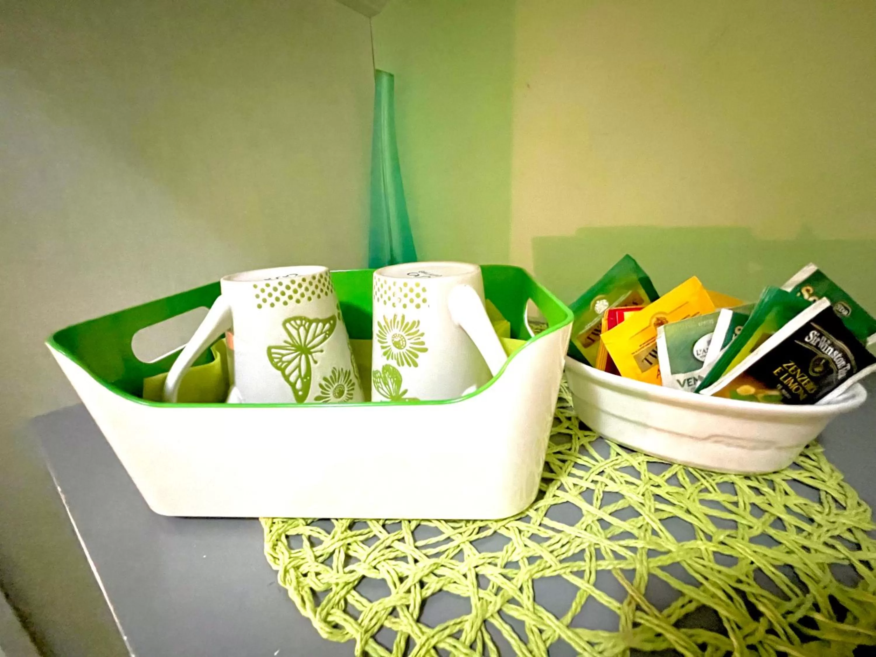 Coffee/tea facilities in Rhome86