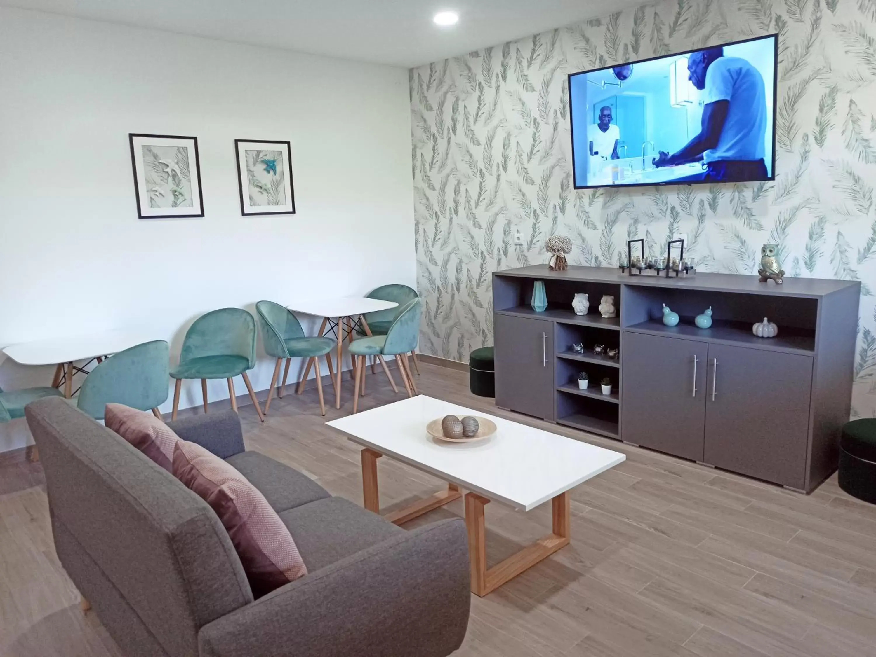 Communal lounge/ TV room, Seating Area in Porto D'Abrigo - Alojamento Local