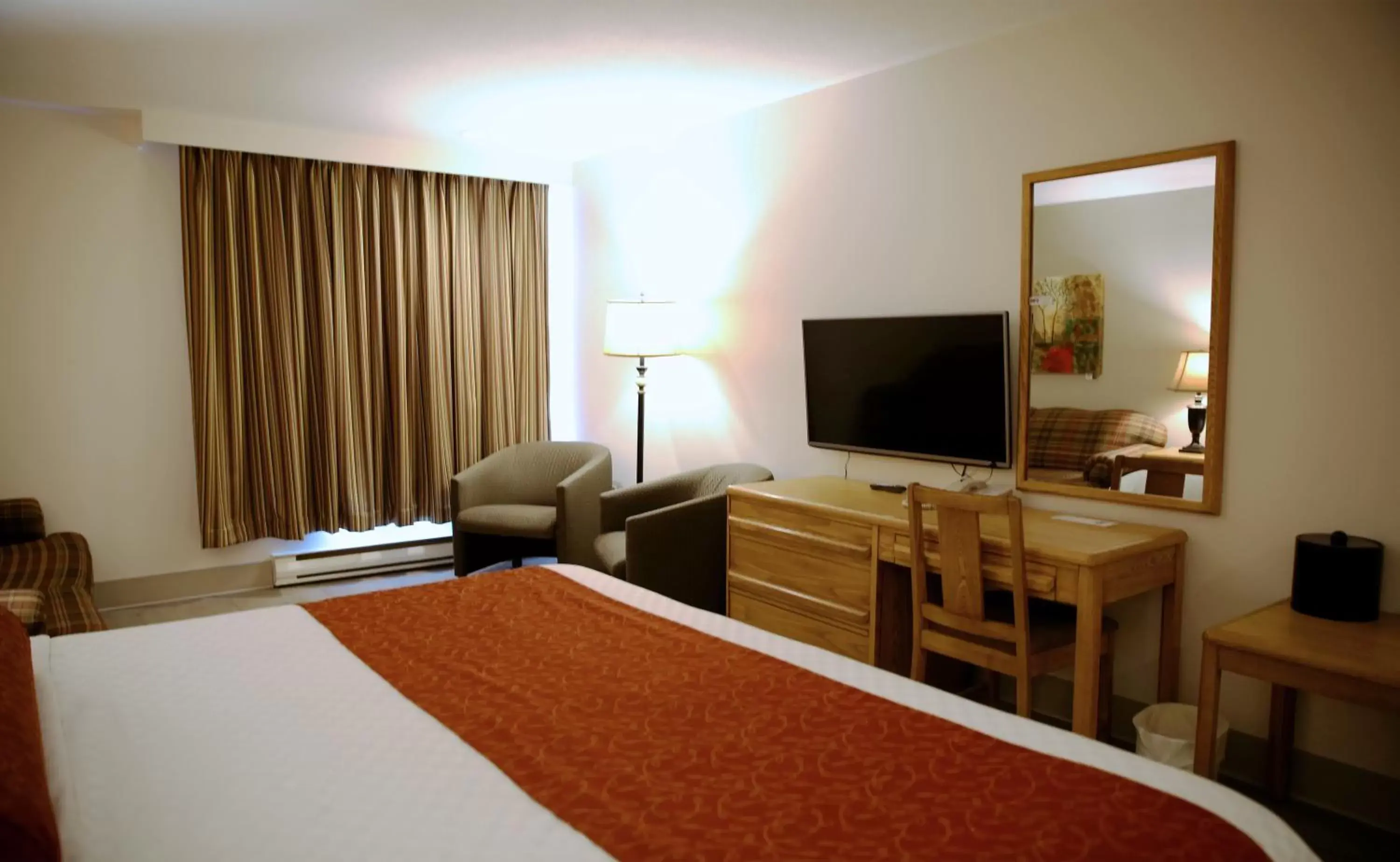 Bed, TV/Entertainment Center in Auberge du Grand Lac