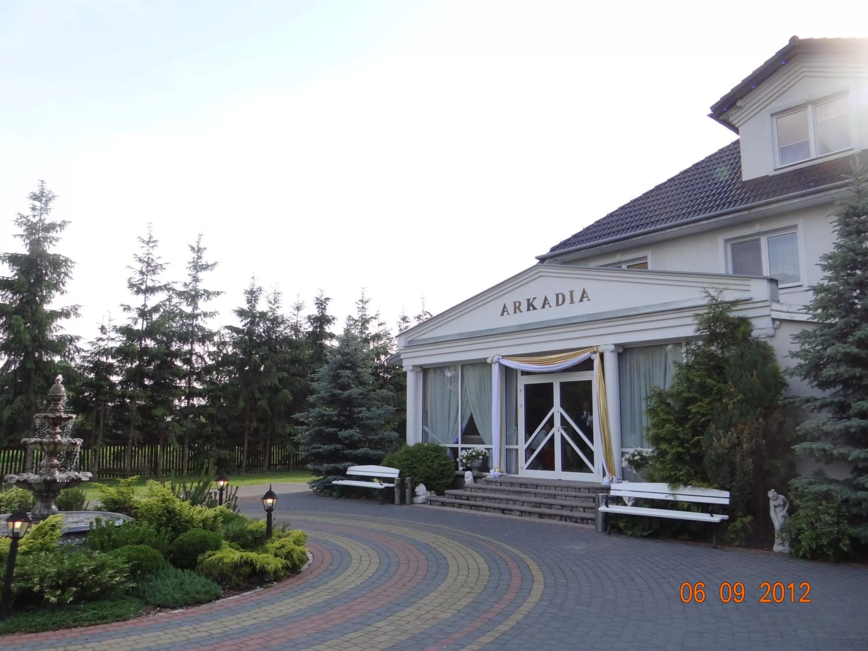 Facade/entrance in "Arkadia"