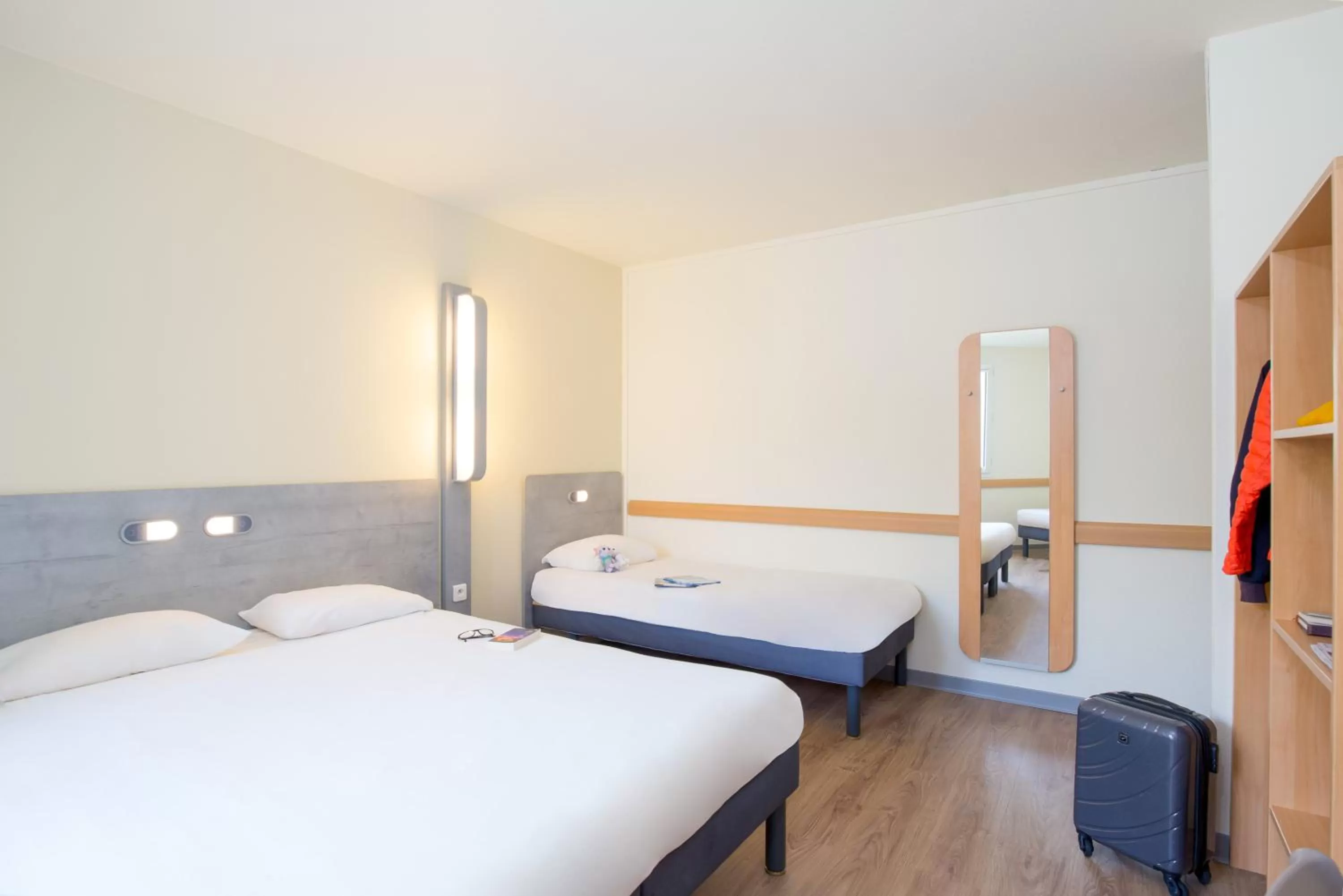Bedroom, Bed in ibis budget Aubagne Paluds Agora