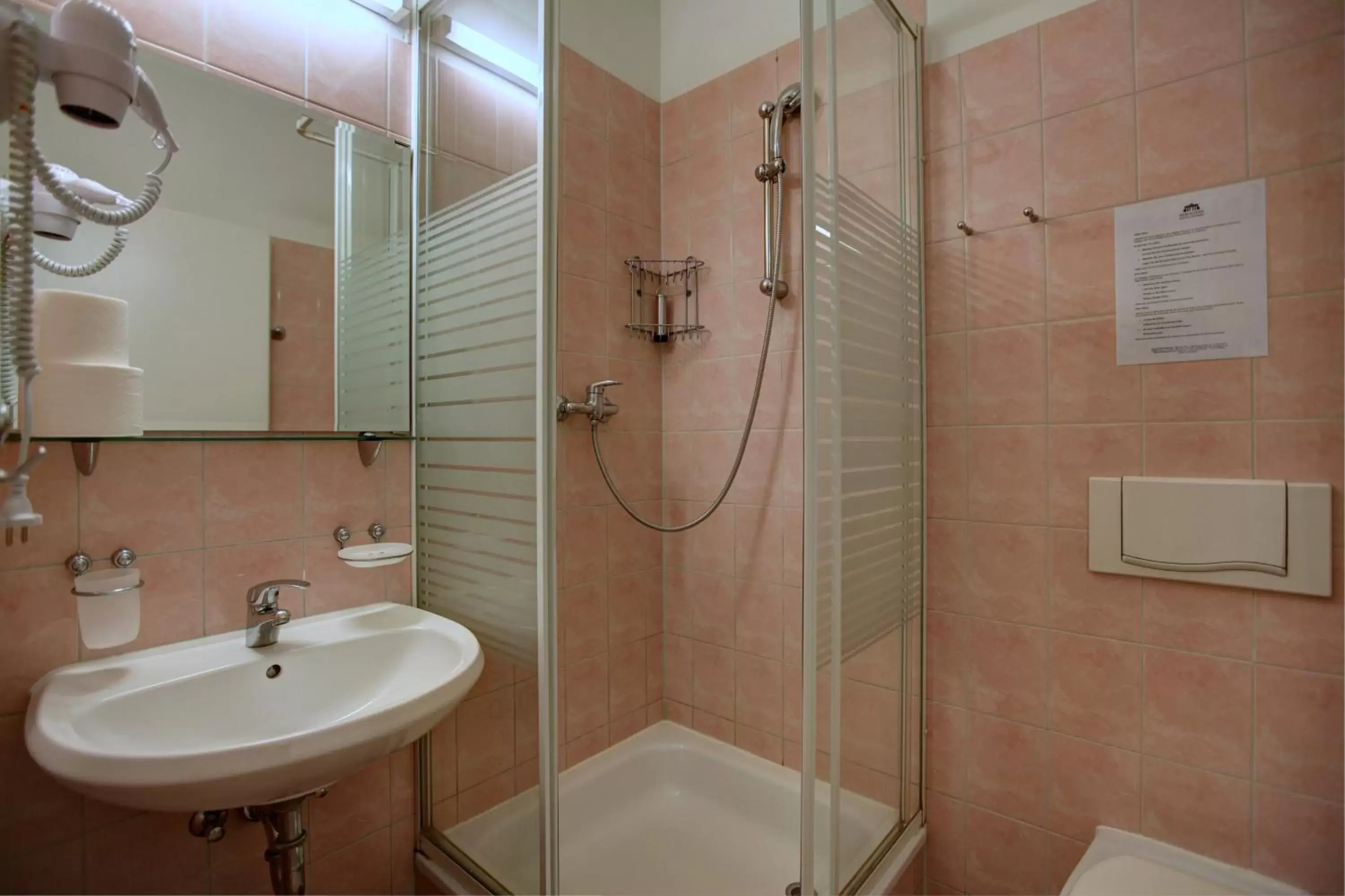 Bathroom in Hotel Pension Bernstein am Kurfürstendamm