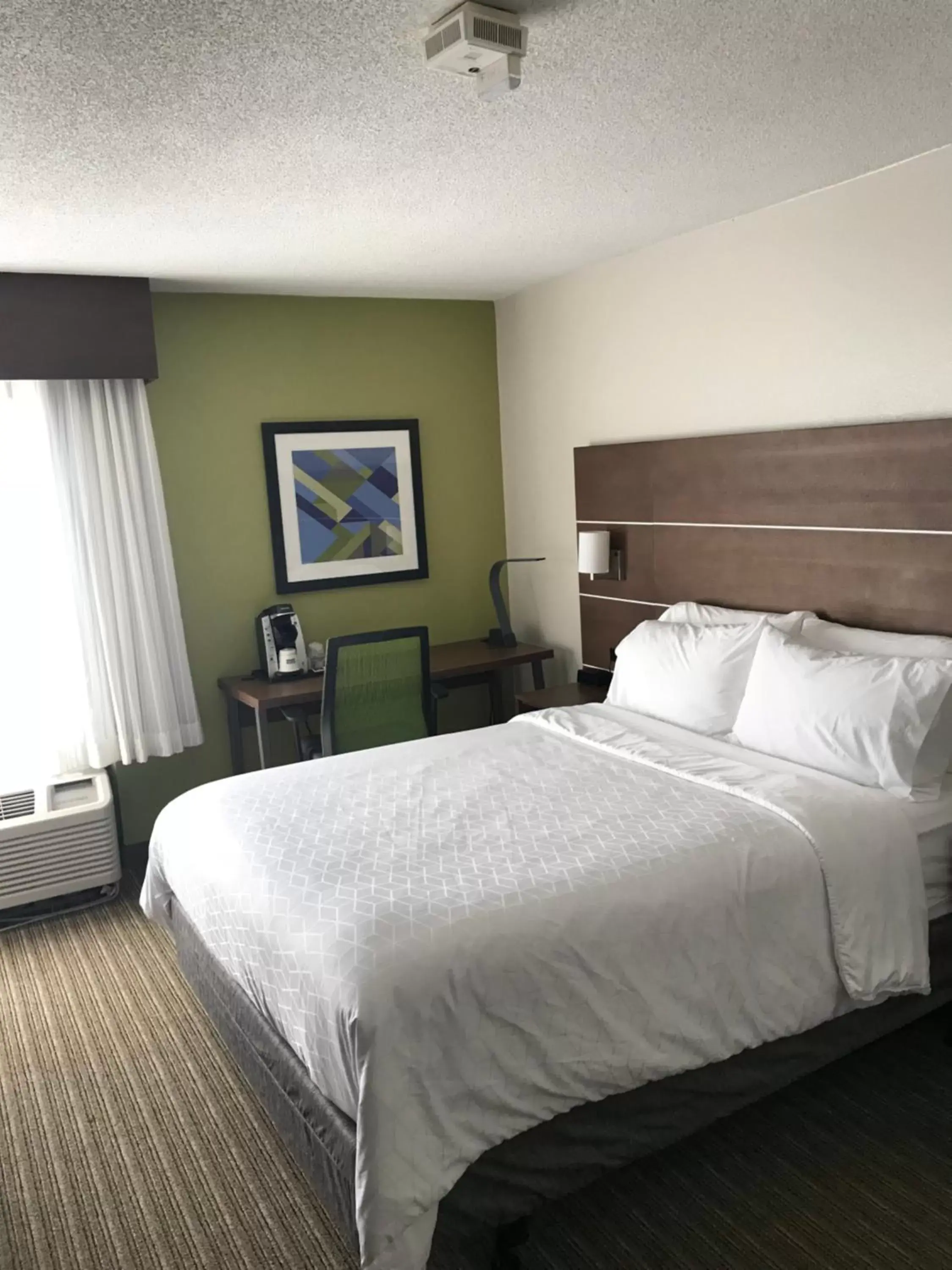 Bed in Holiday Inn Express Memphis Medical Center - Midtown, an IHG Hotel