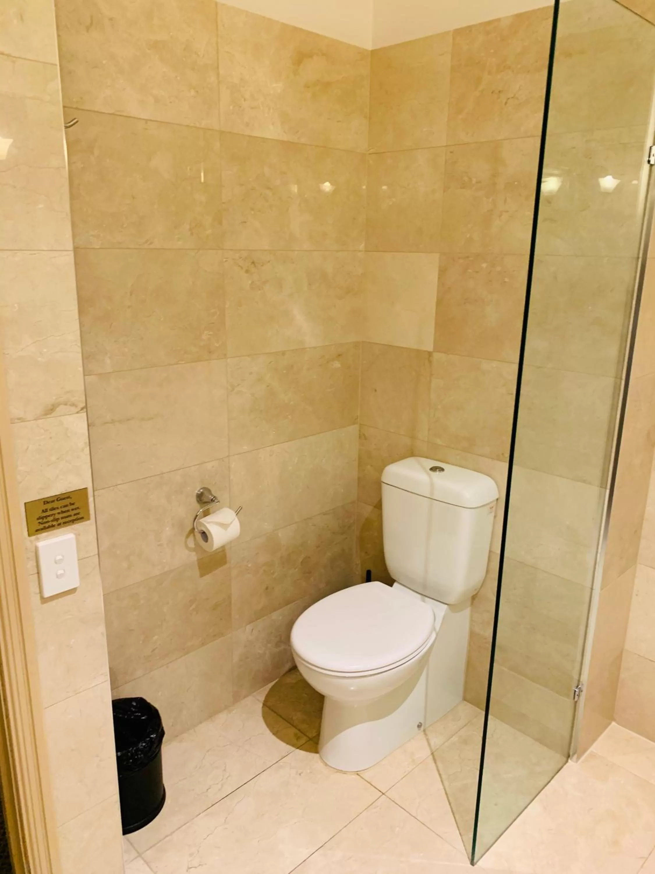 Shower in Royal Albert Hotel