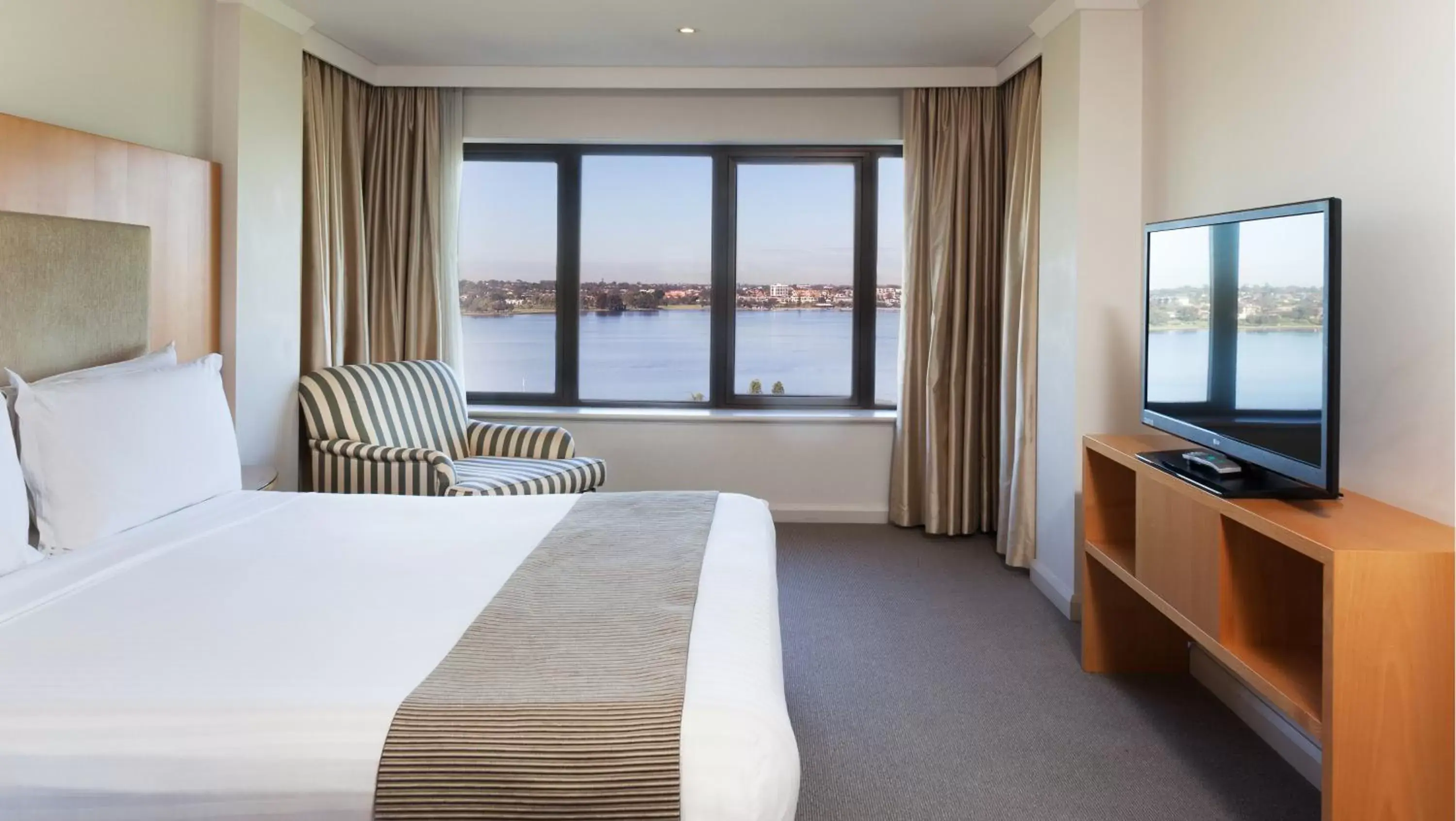 Photo of the whole room, Bed in Crowne Plaza Perth, an IHG Hotel