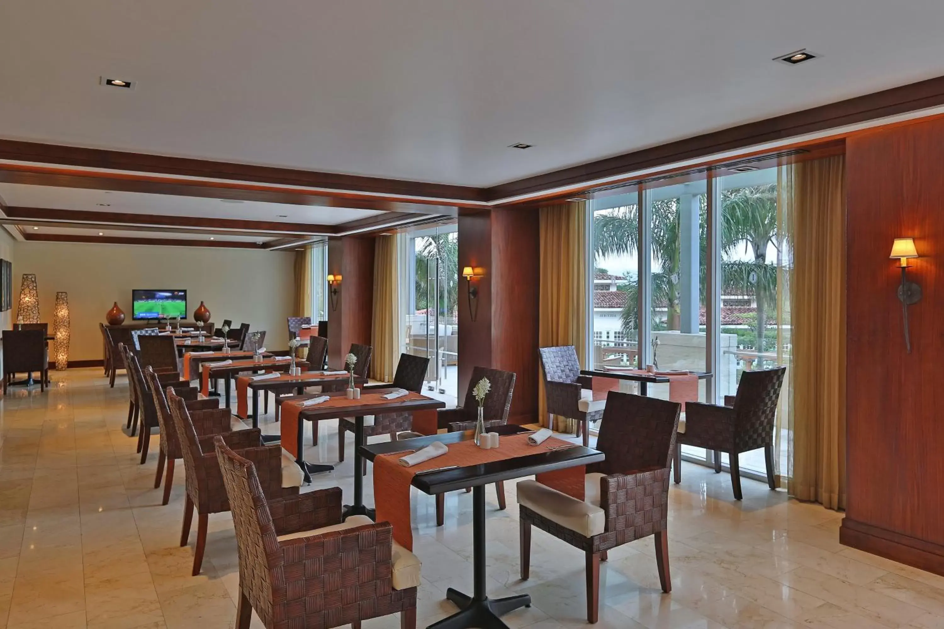 Lounge or bar, Restaurant/Places to Eat in Real InterContinental at Multiplaza Mall, an IHG Hotel