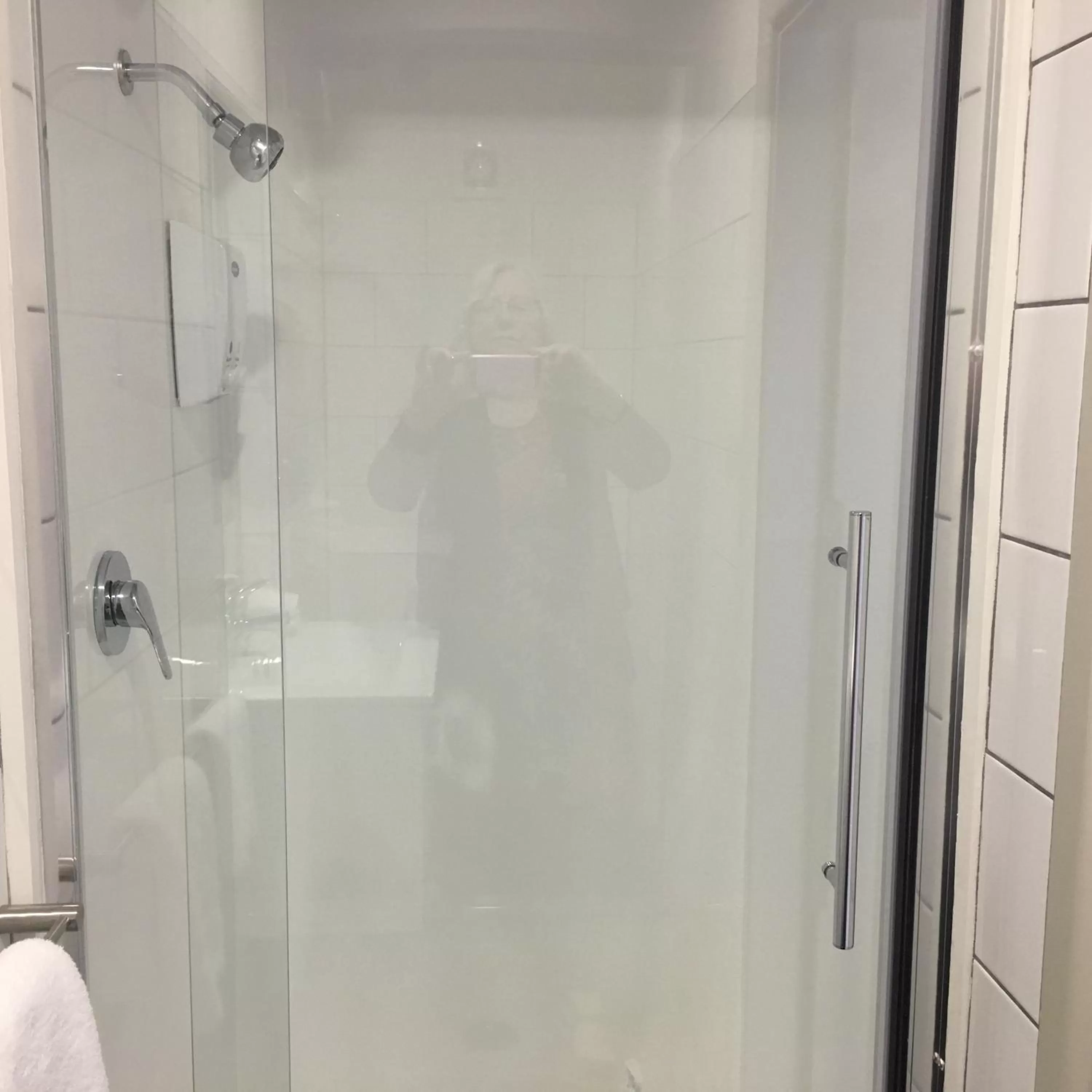 Shower in Ascot Oamaru Motel