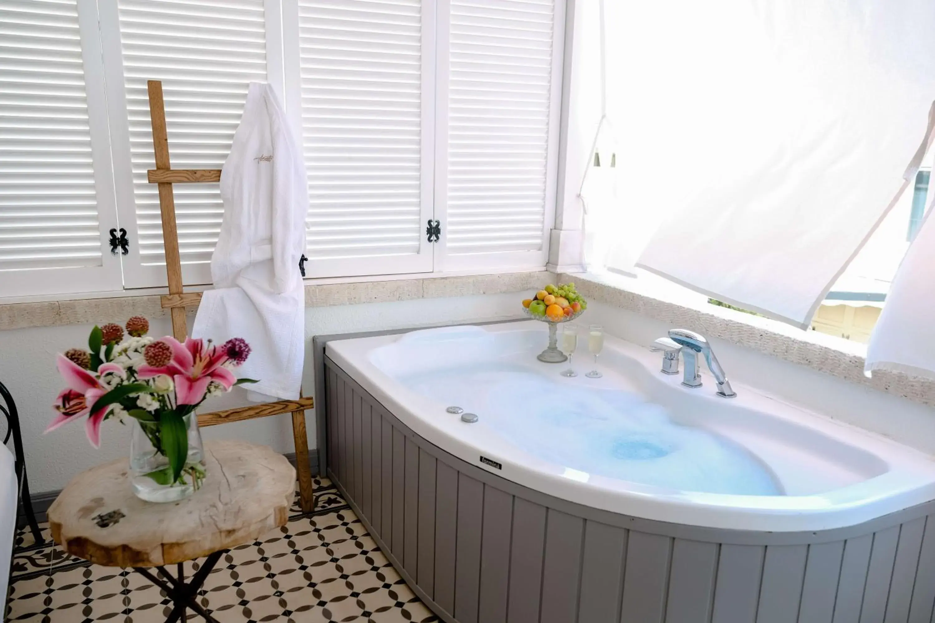 Hot Tub, Bathroom in Viento Alacati Hotel