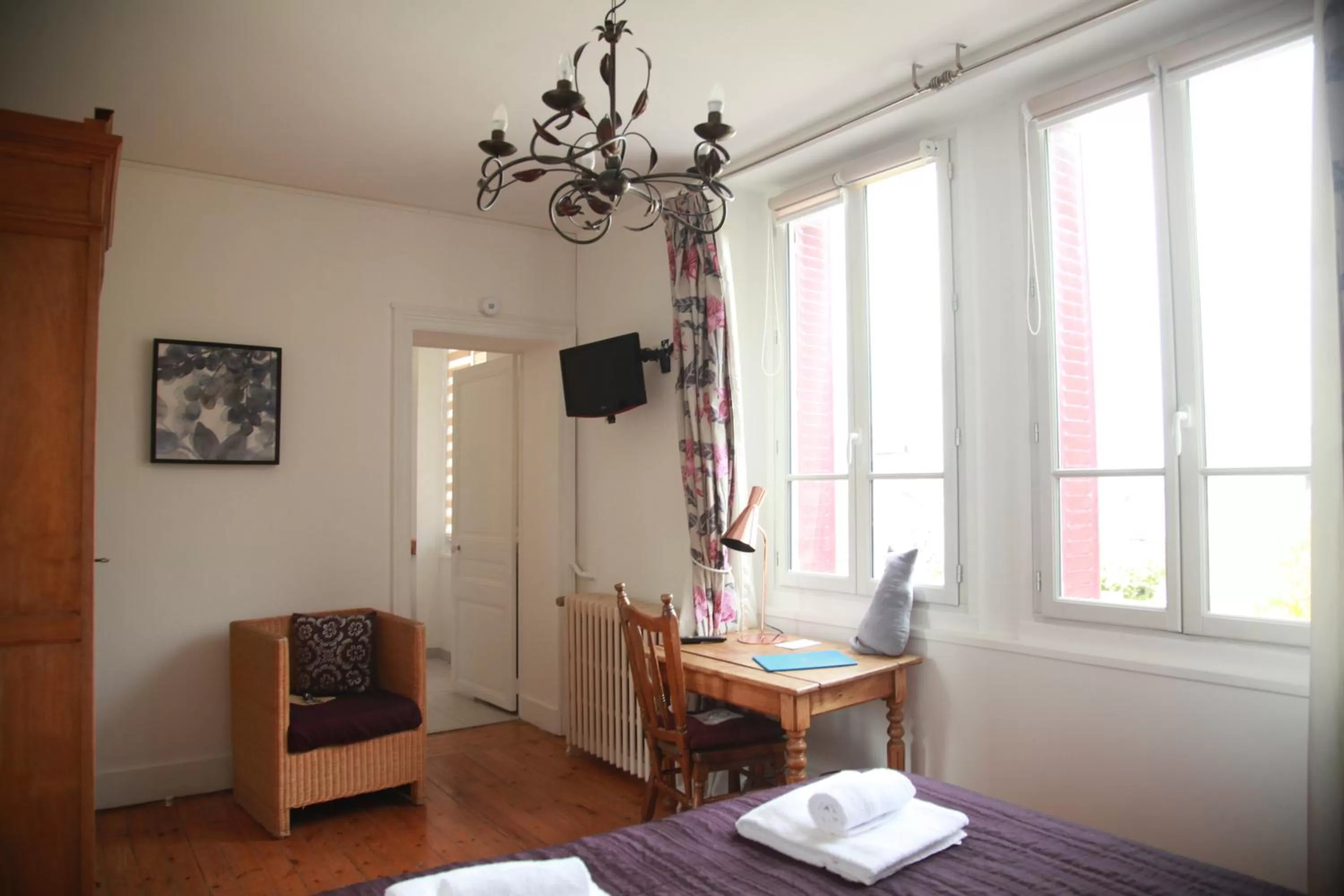 Photo of the whole room, Seating Area in HOTEL BELLEVUE