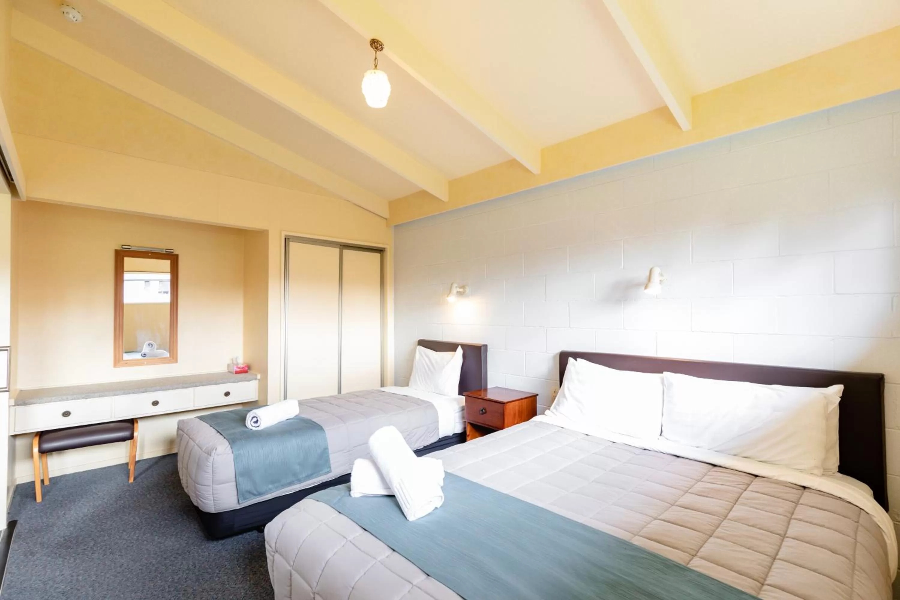 Bedroom, Bed in Alpine View Motel