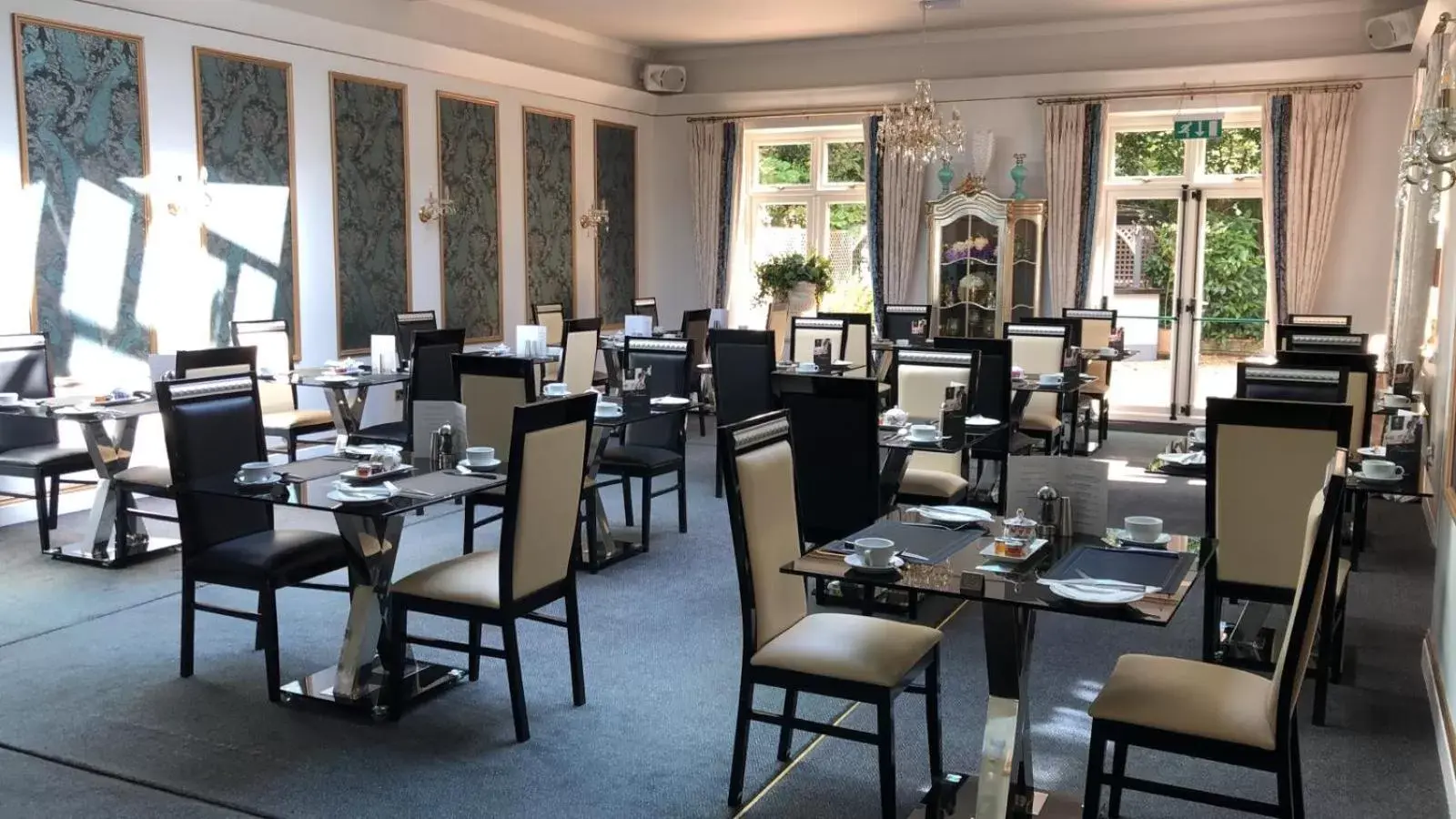 Restaurant/Places to Eat in Langtry Manor Hotel