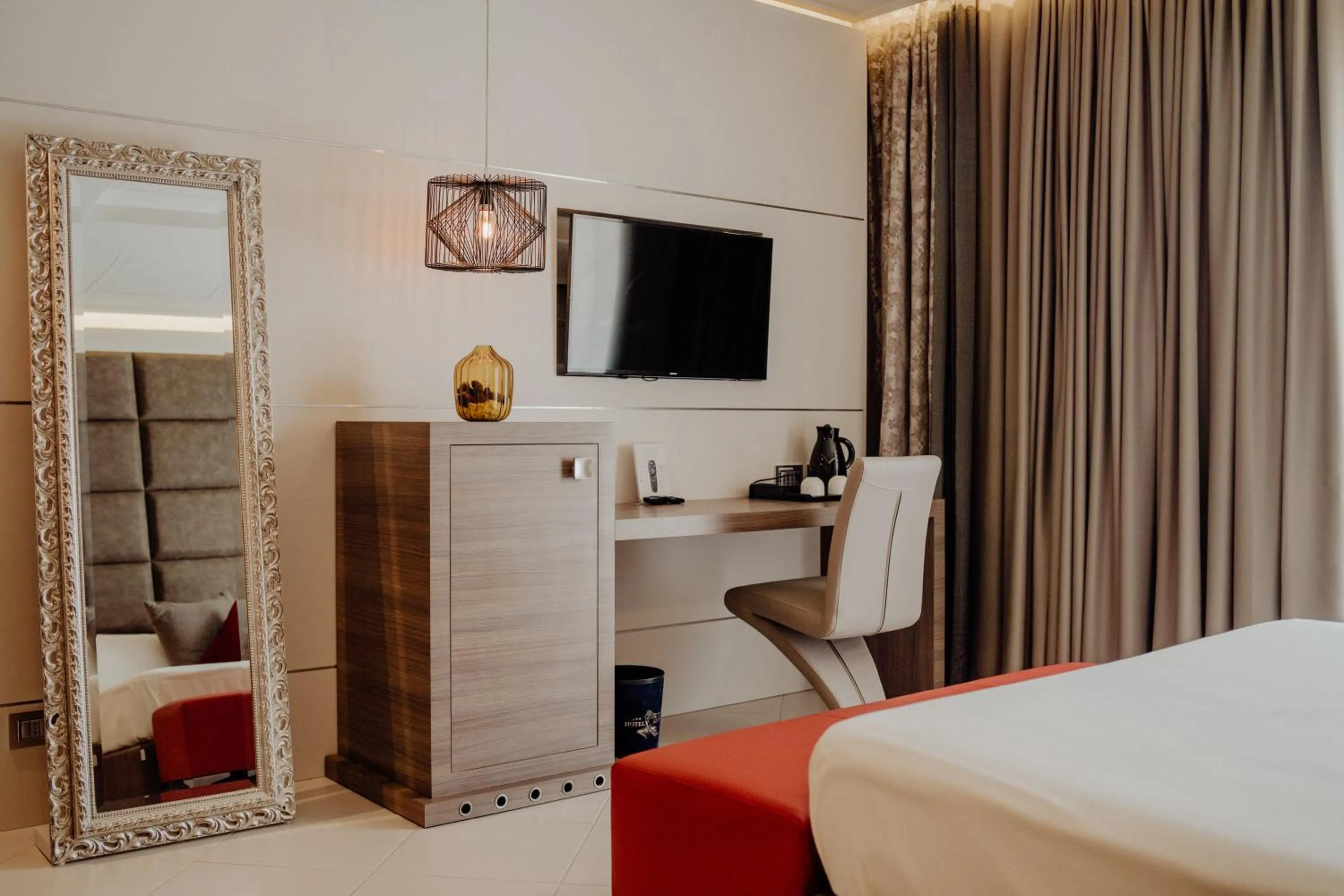 Decorative detail, Bed in Hotel Niagara